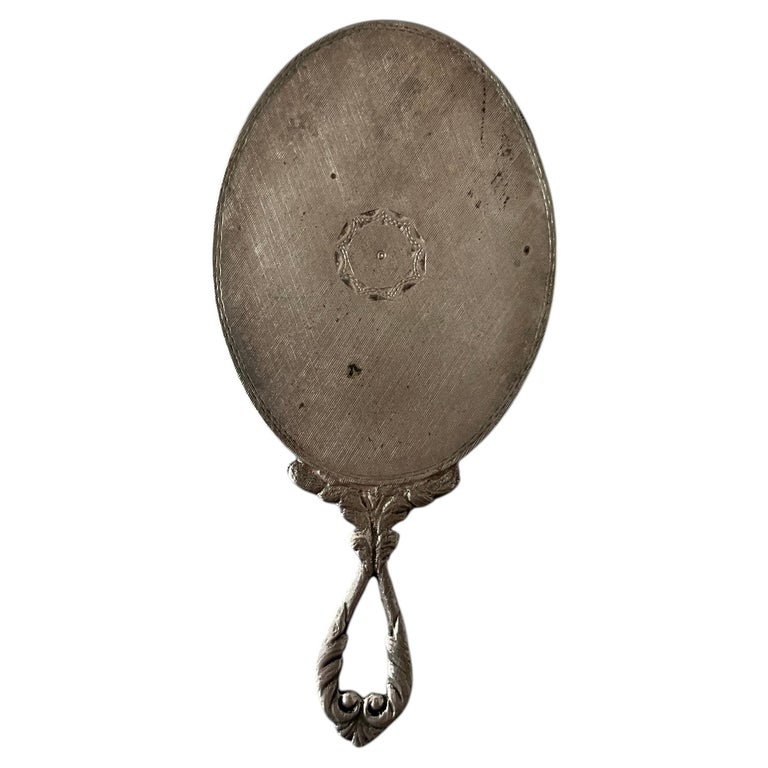 Kleiner Handspiegel aus den 1960er Jahren, versilbert, mit Guilloché-Verzierung, aus Florenz im Angebot bei 1stDibs Deutschland