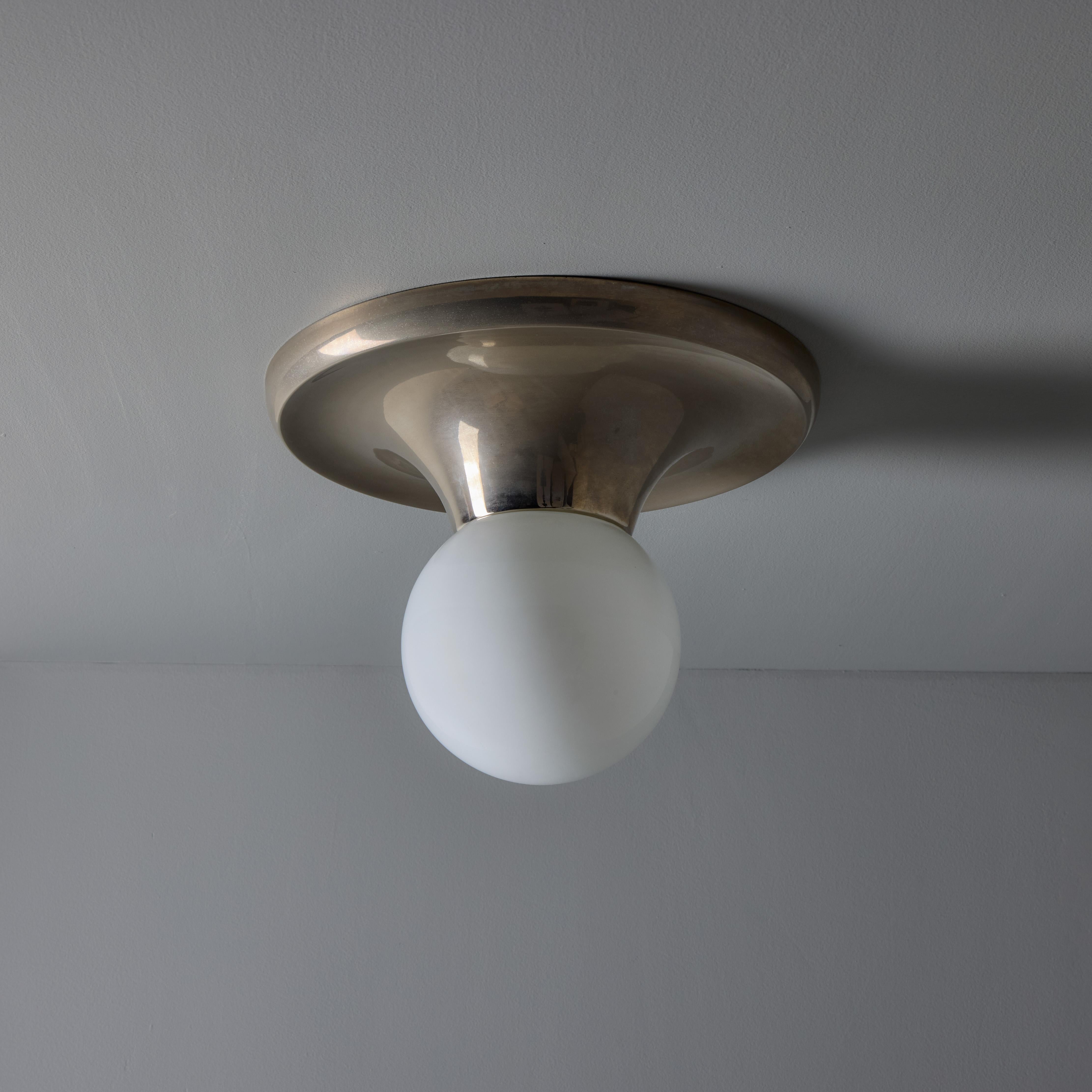 1960er Flos Achille Castiglioni & Pier Giacomo Nickel 'Light Ball' Deckenleuchte. Diese seltene Nickelvariante wurde 1965 entworfen und zeichnet sich durch ein attraktiv patiniertes nickelfarbenes Gehäuse mit opakem Glas aus, das ein warmes und