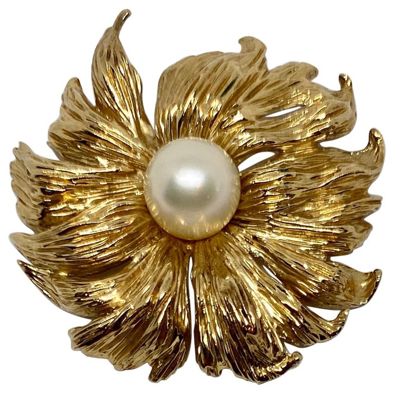 Broche à fleurs des années 1960 en or jaune 14 carats avec perle de culture  En vente sur 1stDibs