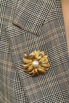 1960s Flower Brooch in 14 Karat Yellow Gold with Cultured Pearl