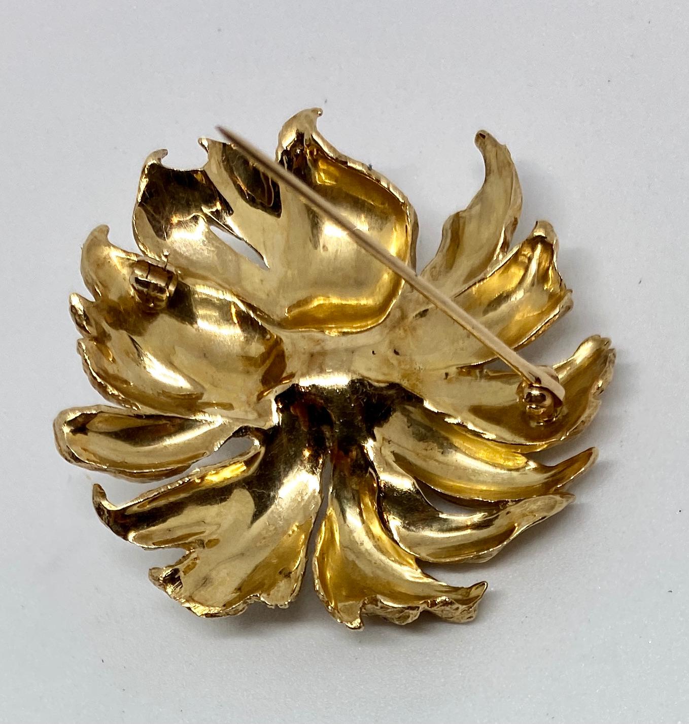 Contemporary 1960s Flower Brooch in 14 Karat Yellow Gold with Cultured Pearl For Sale