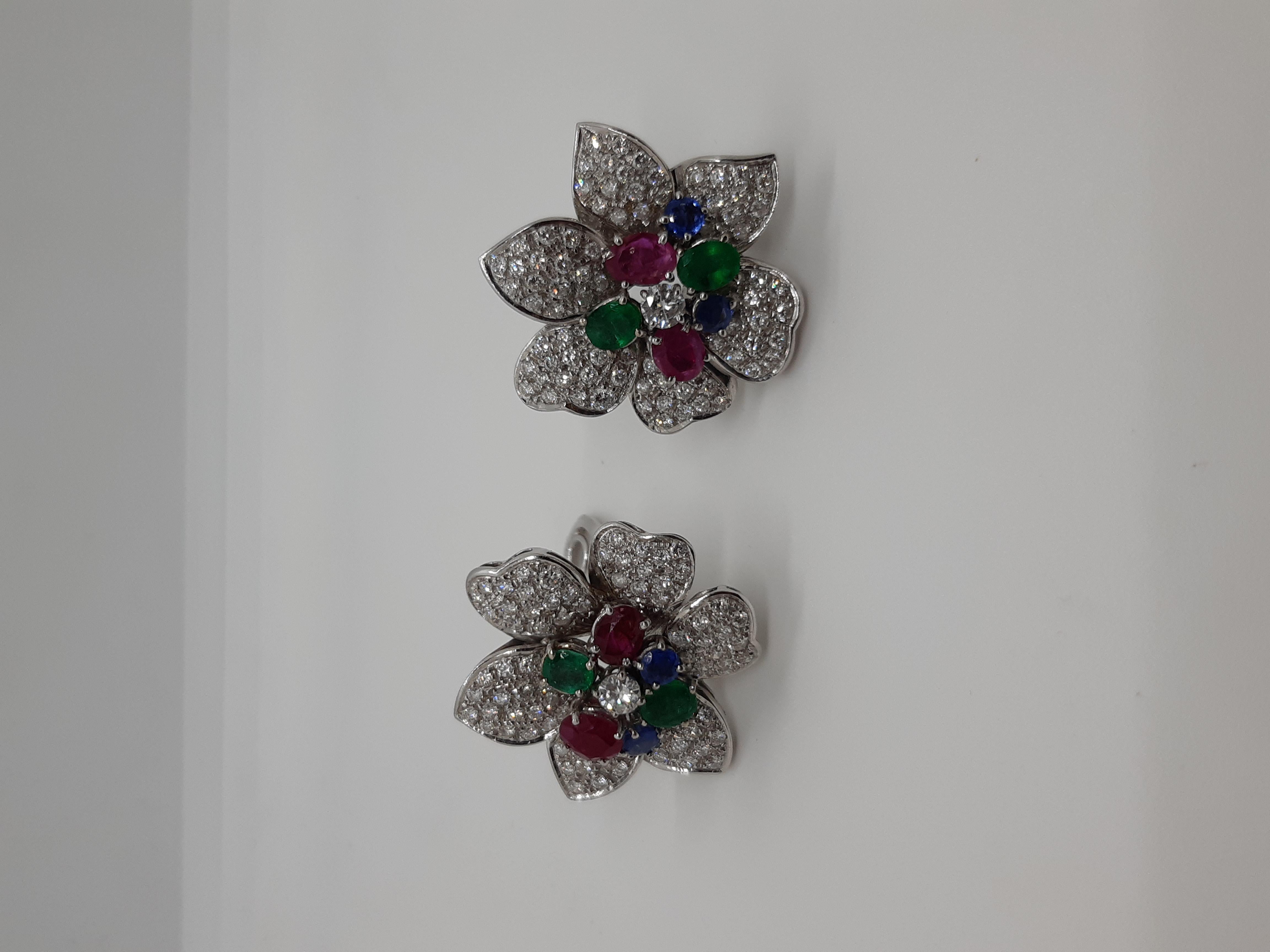 boucles d'oreilles fleurs des années 1960 or blanc 18 kt avec diamants ronds de taille brillant ct 2,5  saphirs, émeraudes et rubis de taille ovale.
poids 26 grammes