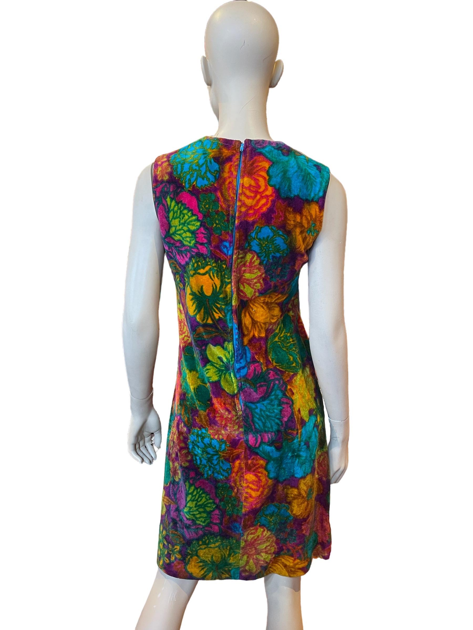 1960er Flower Power Ärmelloses Kleid in A-Linie

Ein wunderschönes ärmelloses, a-linienförmiges Kleid aus buntem Samt aus den 1960er Jahren.