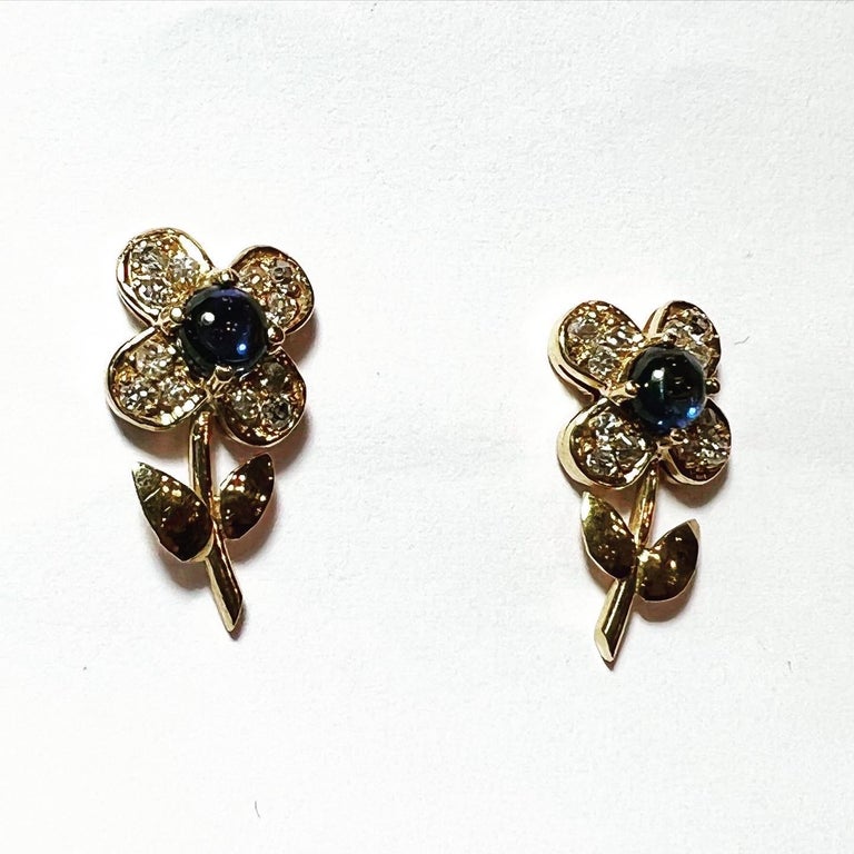 1960s Flowers Diamond cabochon Saphire 18k Yellow Gold Stud Earrings.
Brilliant diamond cut.
Cabochon saphire cut.
The earrings are finely crafted in yellow gold with diamonds and saphire.

Total approximate weight of the diamonds:  0.5 carat.
Total