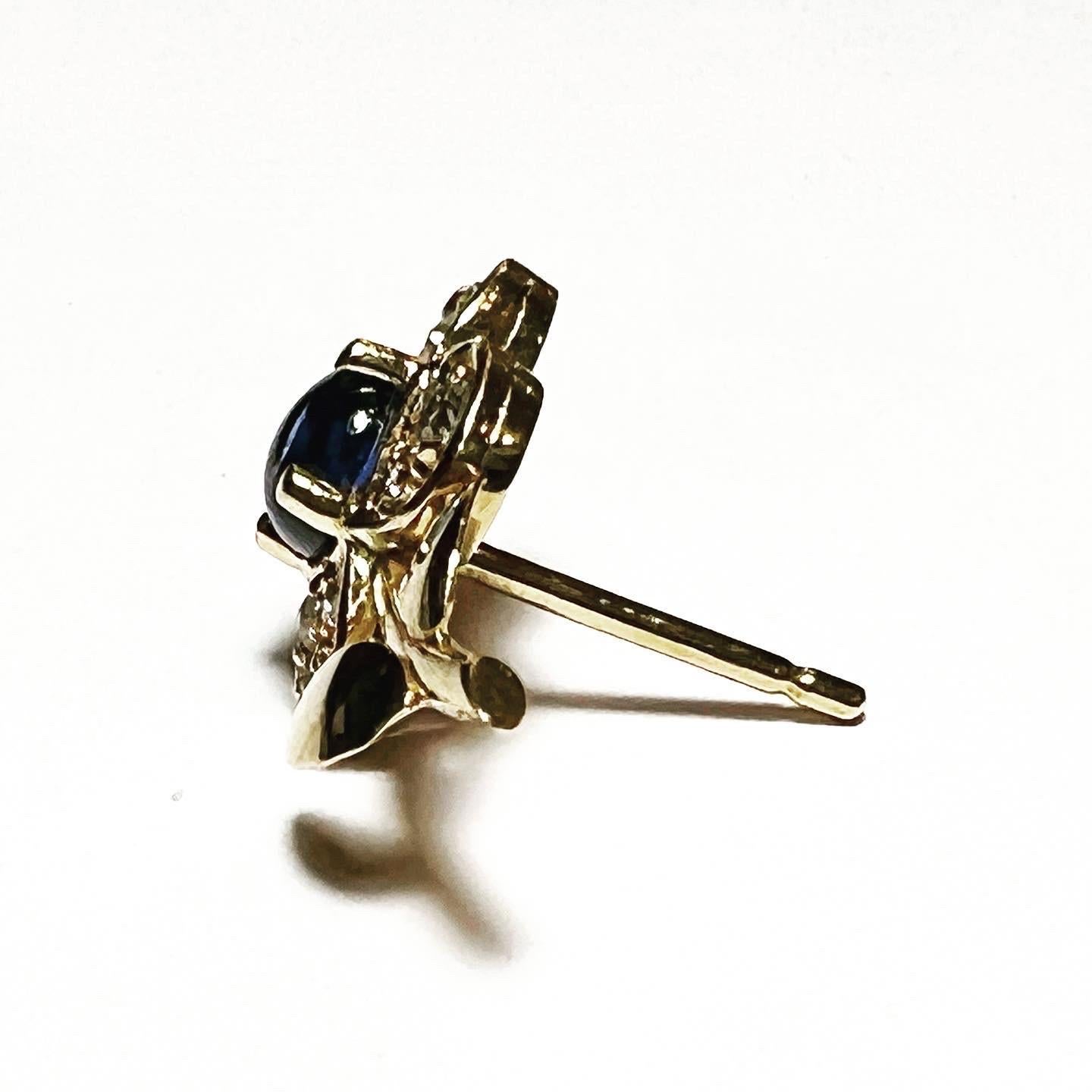 1960s Flowers Diamond Cabochon Saphire 18k Yellow Gold Stud Earrings In Good Condition In Pamplona, Navarra