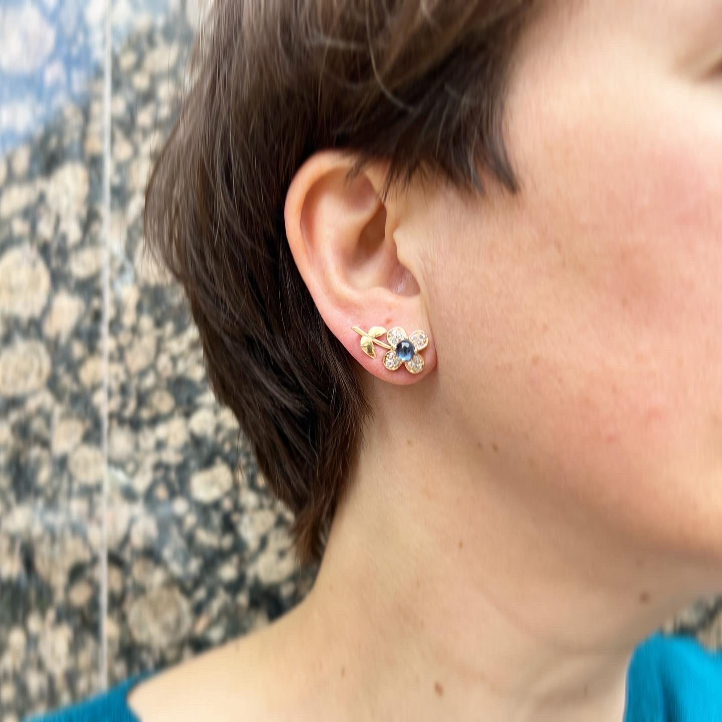 1960s Flowers Diamond Cabochon Saphire 18k Yellow Gold Stud Earrings 3
