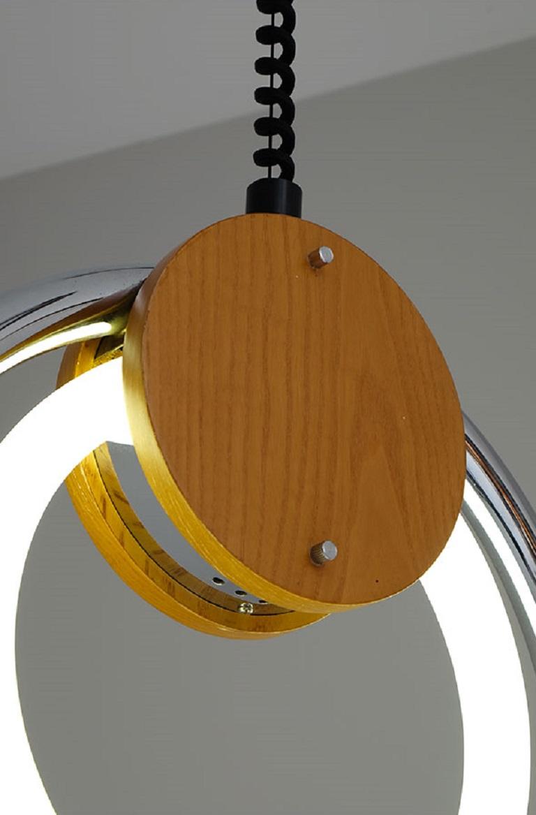 1960s adjustable in height pendant lamp with fluorescent circular tube. It reminds me on the work of Aldo van den Nieuwelaar. The original electrical cord has been replaced with a new one. The lamp is in excellent condition.