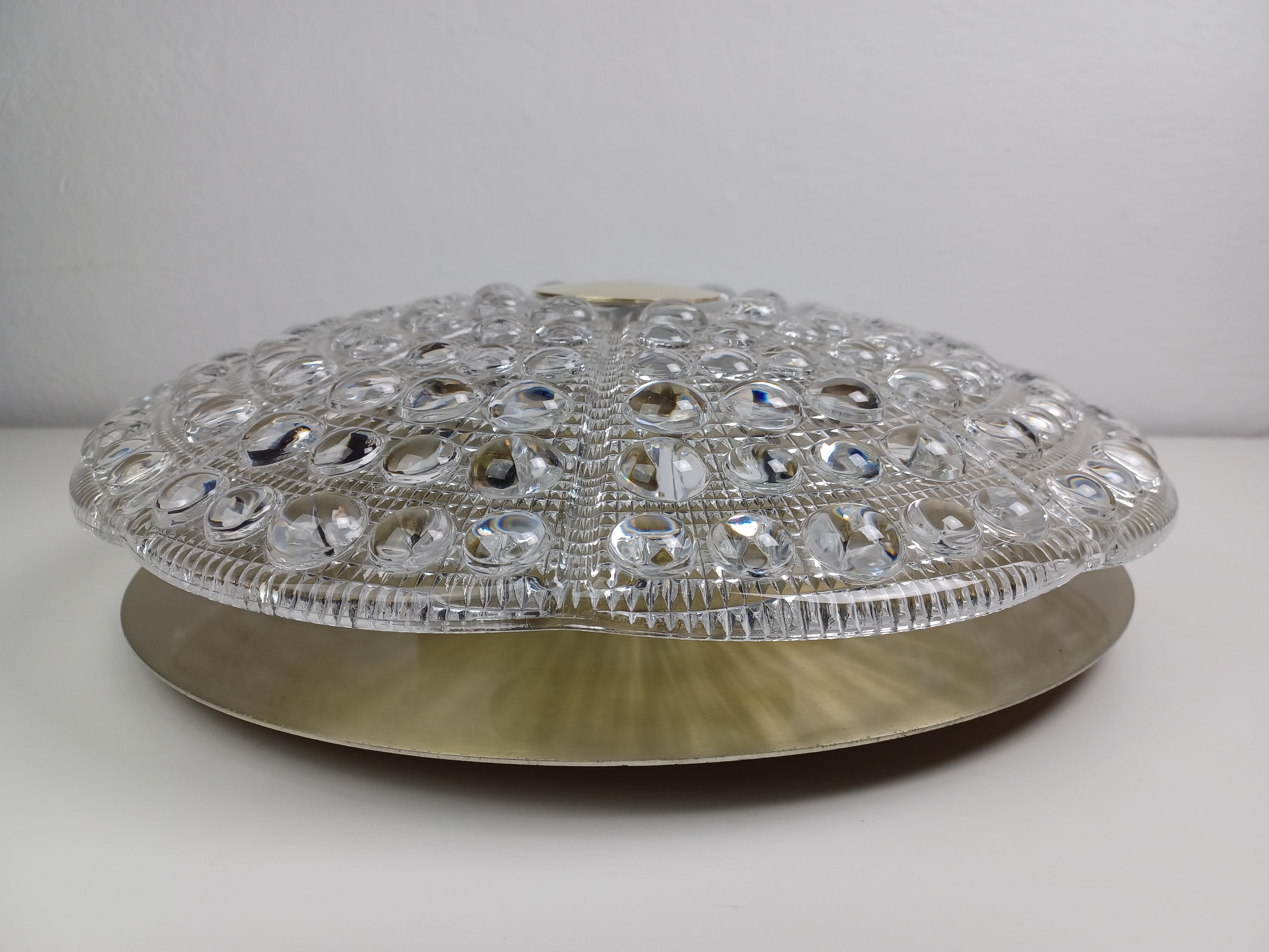 Lustre encastré du milieu du siècle en verre et en laiton par Carl Fagerlund pour Lyfa.

Le lustre encastré est un luminaire à 6 lumières entièrement recâblé.  avec un grand abat-jour en verre épais dont la surface structurée à l'extérieur fait