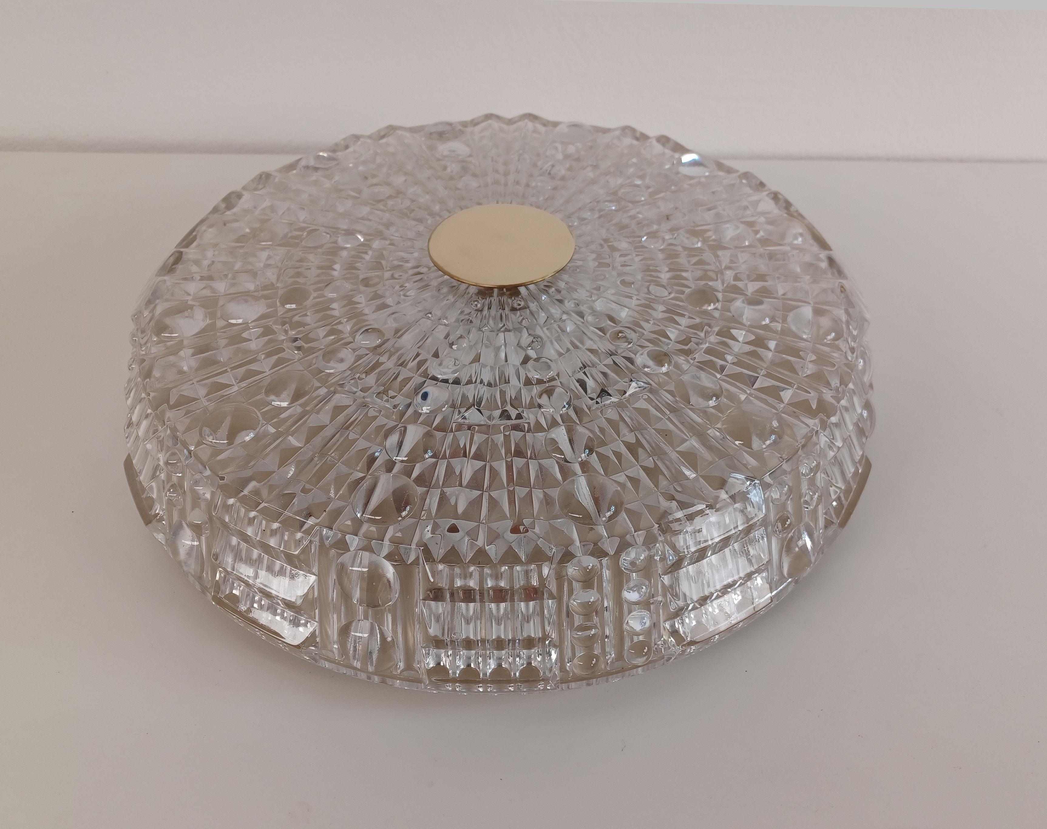 Kronleuchter aus der Mitte des Jahrhunderts aus Glas und Messing von Carl Fagerlund für Lyfa.

Der Flushmount-Kronleuchter verfügt über eine komplett neu verdrahtete 6-Licht-Halterung  mit einem großen Lampenschirm aus dickem Glas mit strukturierter