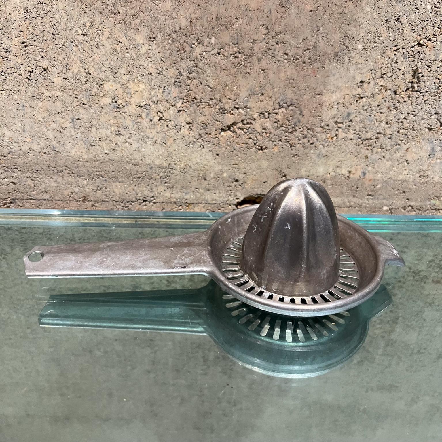 AMBIANIC presents
1960s Foley Aluminum Hand Juicer
Citrus Juicer Reamer
2.5 h x 4 d x 8 long
Perfect for your airstream style.
Handy Center hole to hang utensil
Maker stamp present
Original unrestored preowned vintage condition
Vintage wear