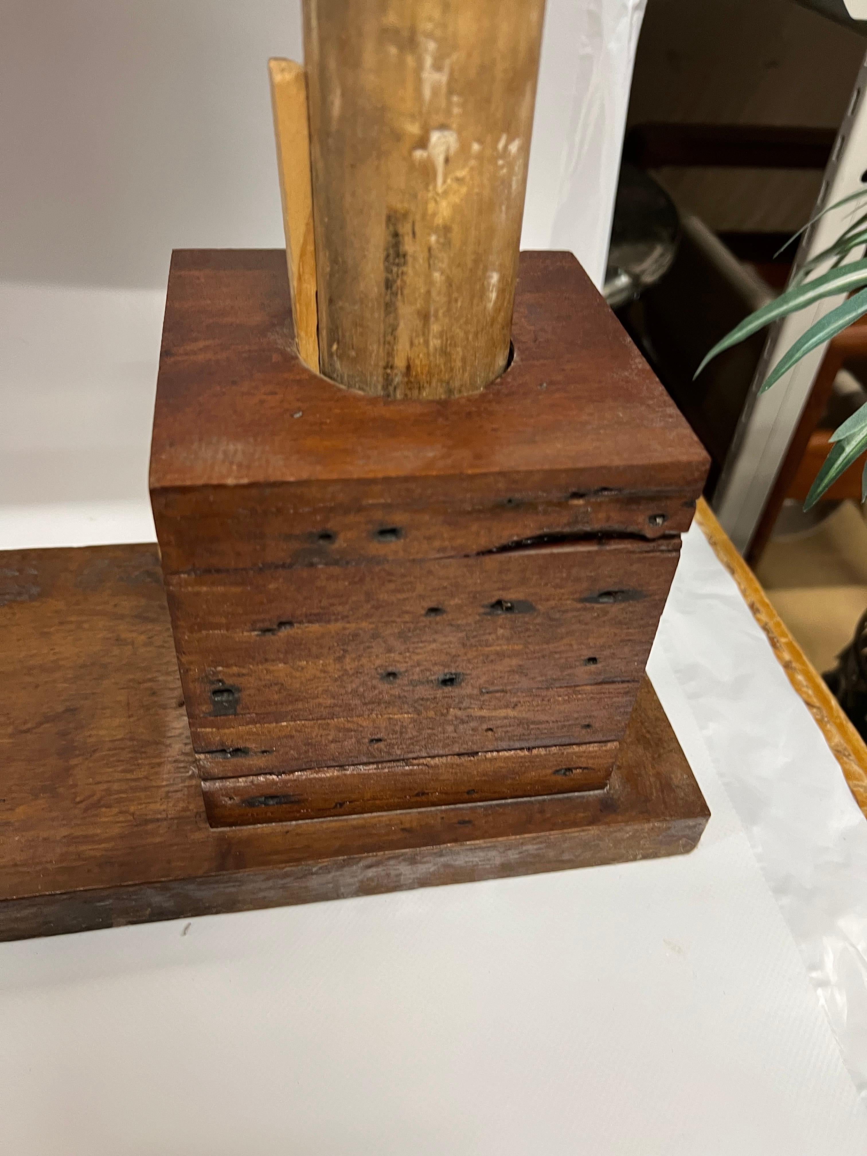 Bandiera Folk Art del 1960 che sventola su un supporto in vendita 8