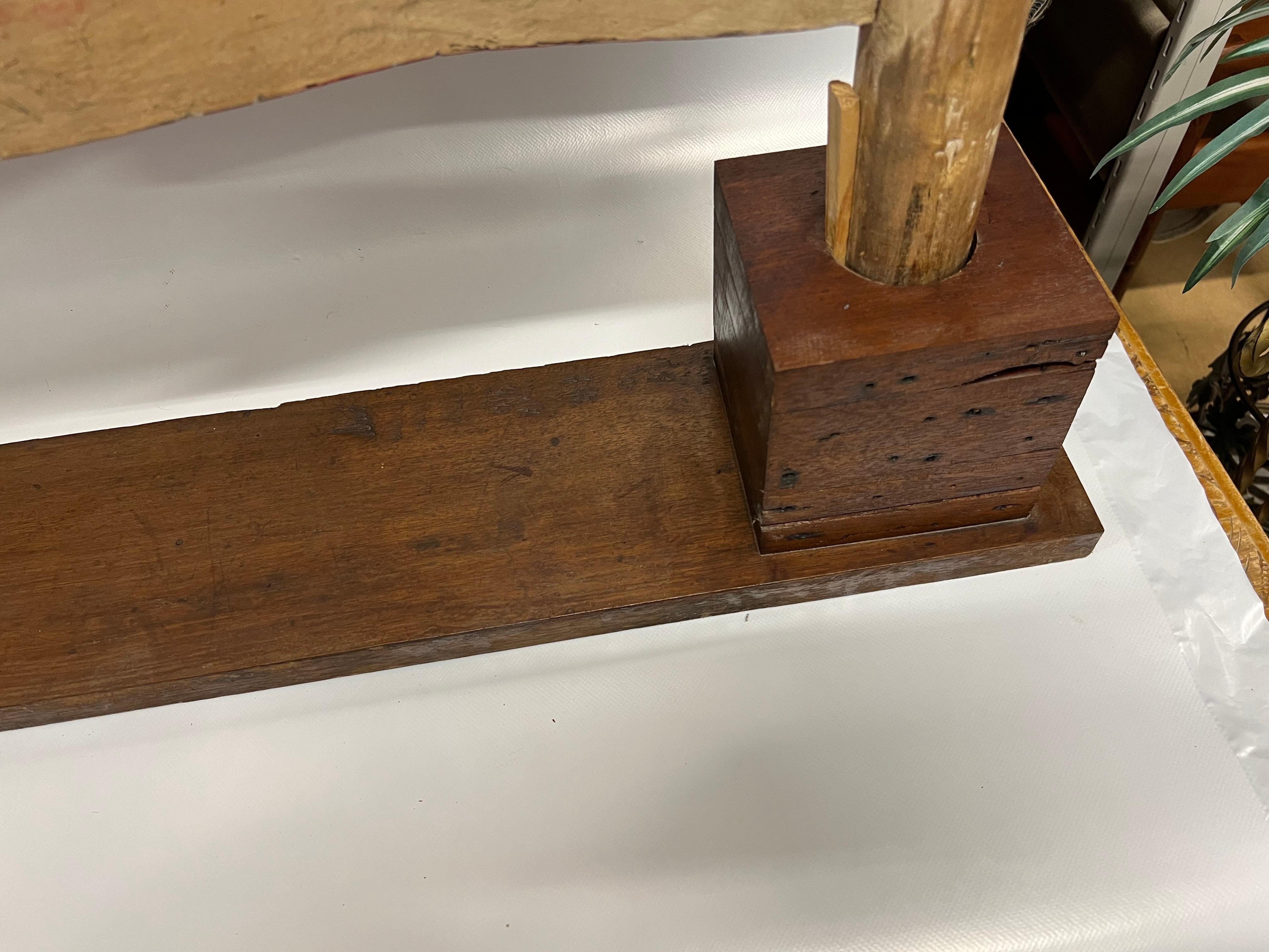 Bandiera Folk Art del 1960 che sventola su un supporto in vendita 10