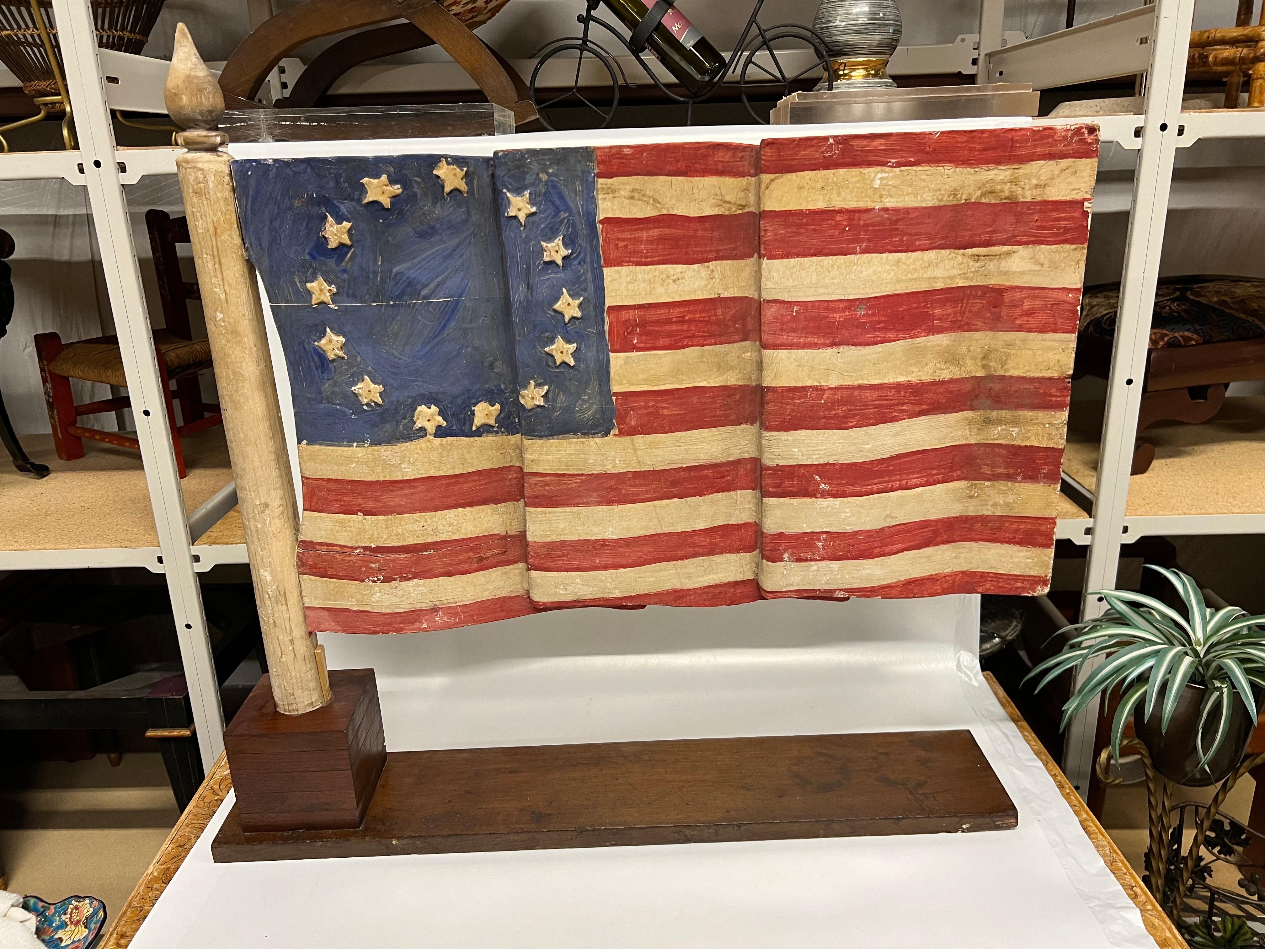 BANDIERA PATRIOTICA IN LEGNO DI ARTE FOLK intagliata e dipinta, forma monofacciale che conserva una vecchia superficie dipinta su gesso. XX secolo.  Acquistata da un collezionista di arte popolare, molti pezzi della collezione sono andati in musei