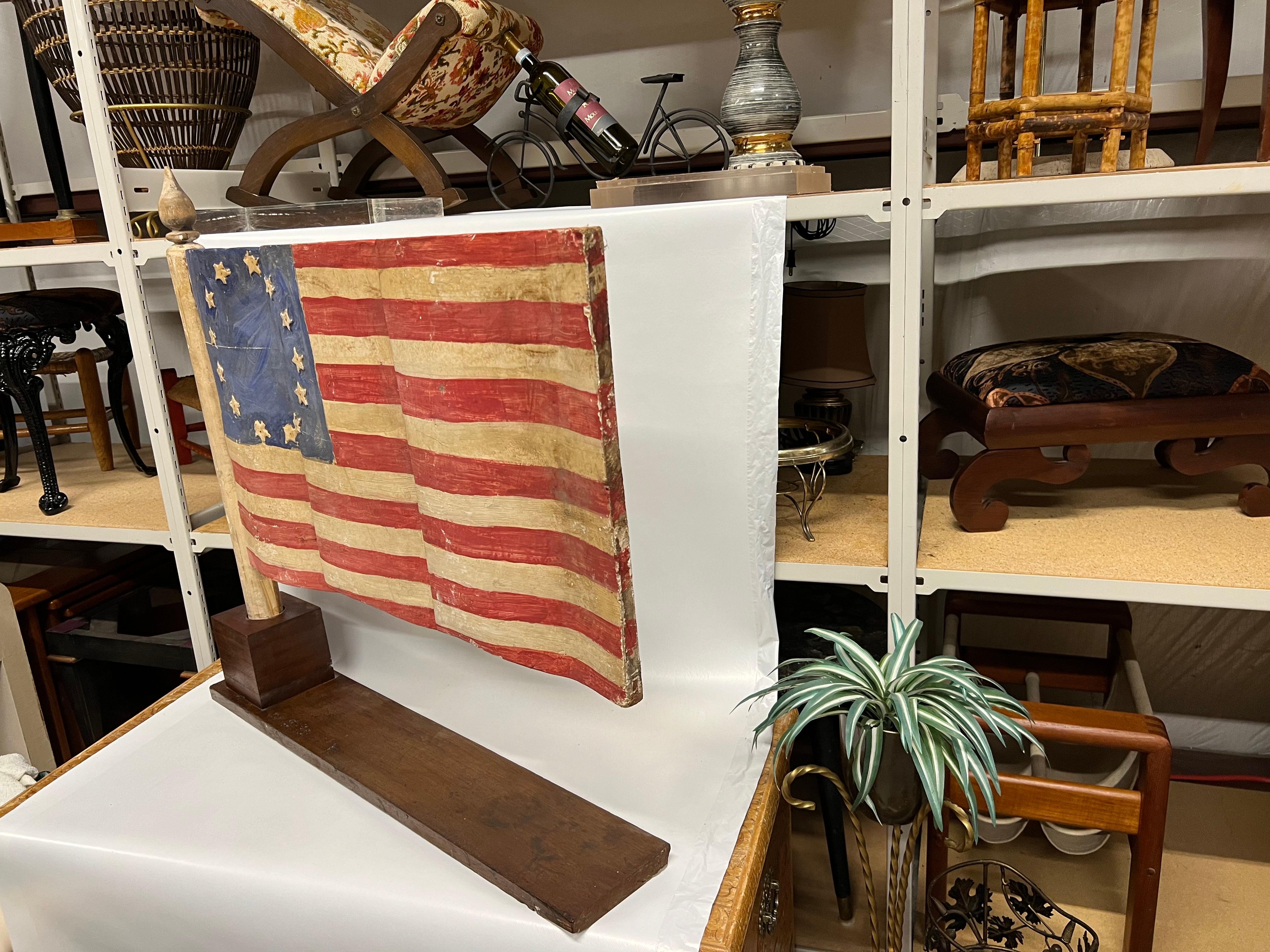 Legno Bandiera Folk Art del 1960 che sventola su un supporto in vendita