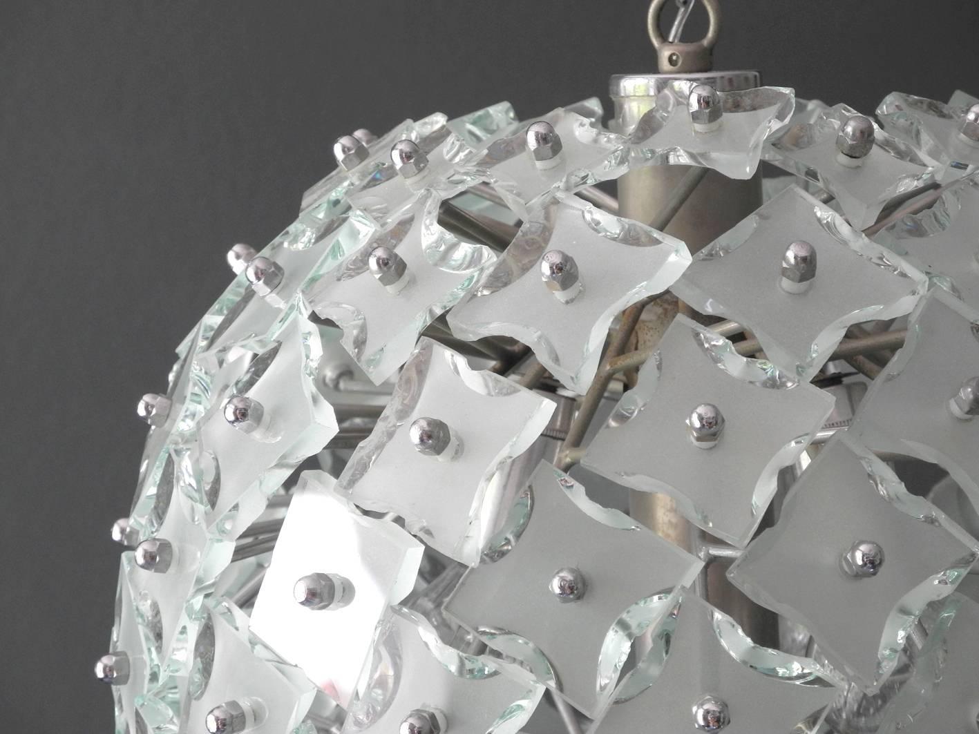 Mid-Century Modern 1960s Fontana Arte Glass Plates Pendant Lamp with an Elaborate Metal For Sale