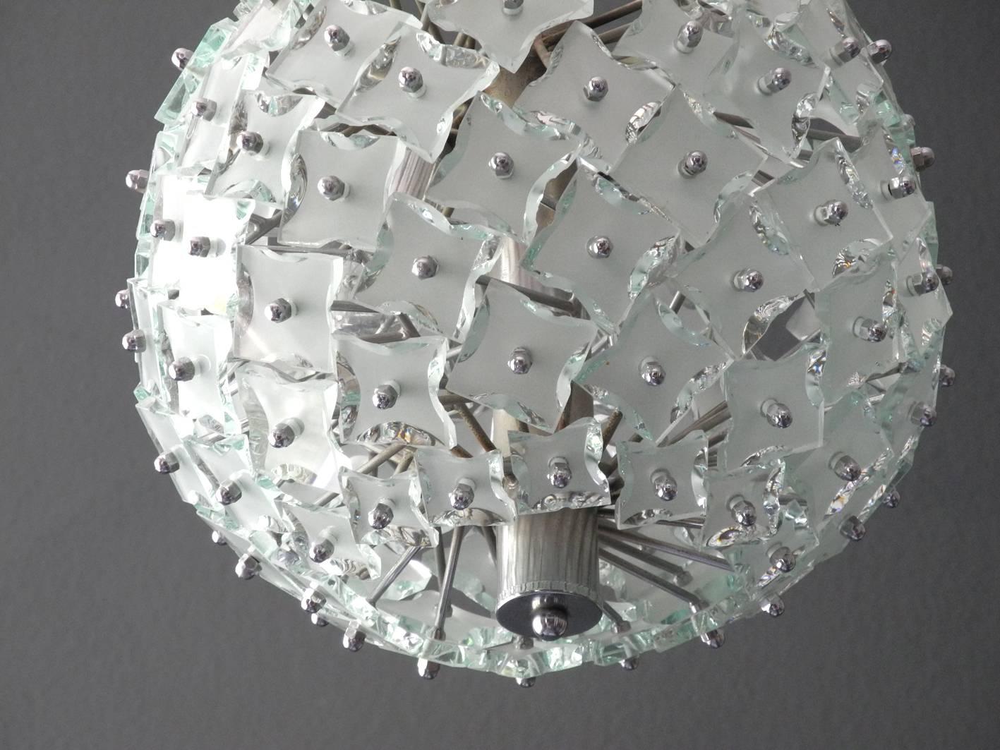 European 1960s Fontana Arte Glass Plates Pendant Lamp with an Elaborate Metal For Sale