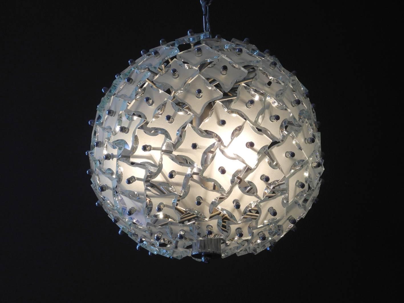 Mid-20th Century 1960s Fontana Arte Glass Plates Pendant Lamp with an Elaborate Metal For Sale