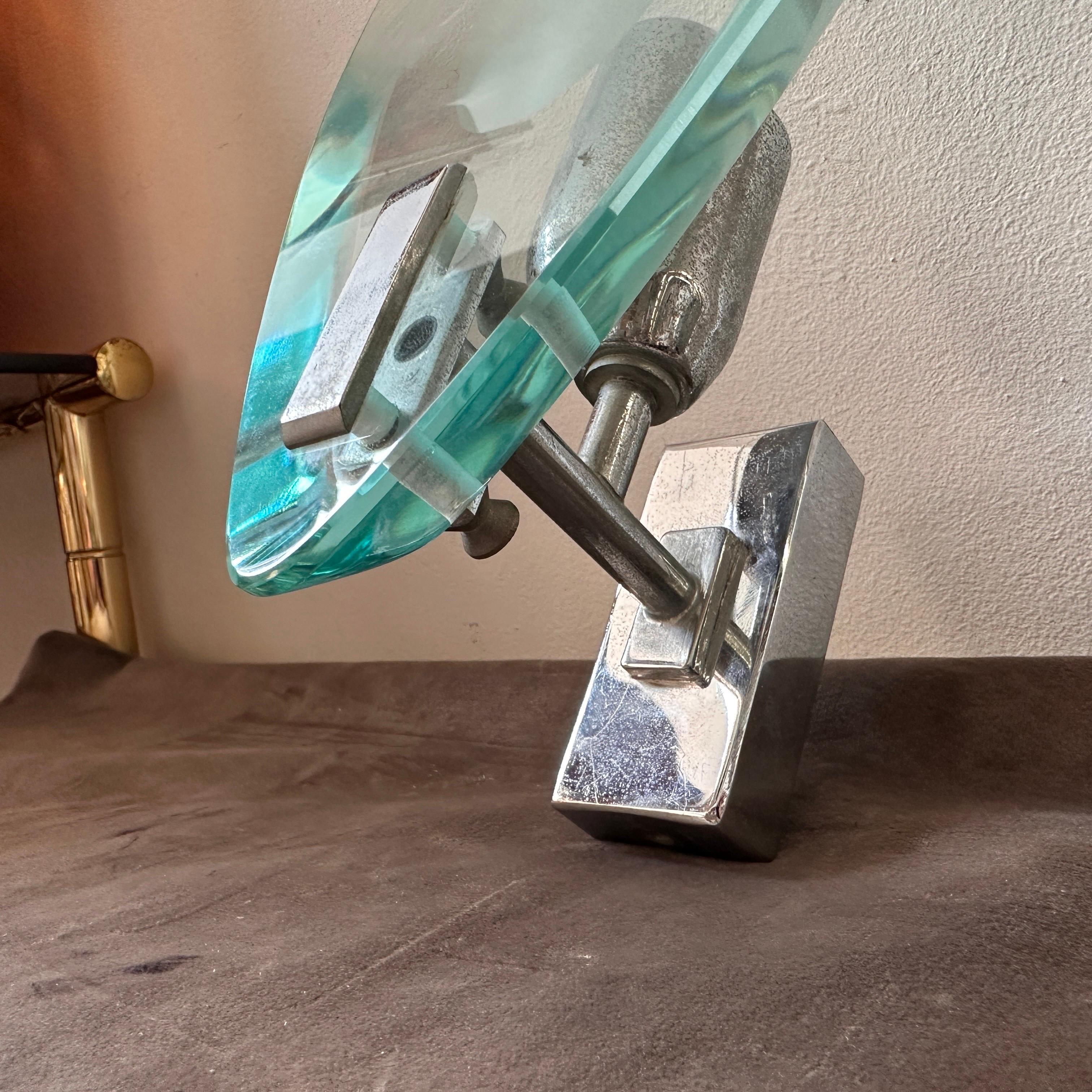 1960s Fontana Arte Style Heavy Glass and Steel Space Age Italian Wall Sconce In Good Condition For Sale In Aci Castello, IT