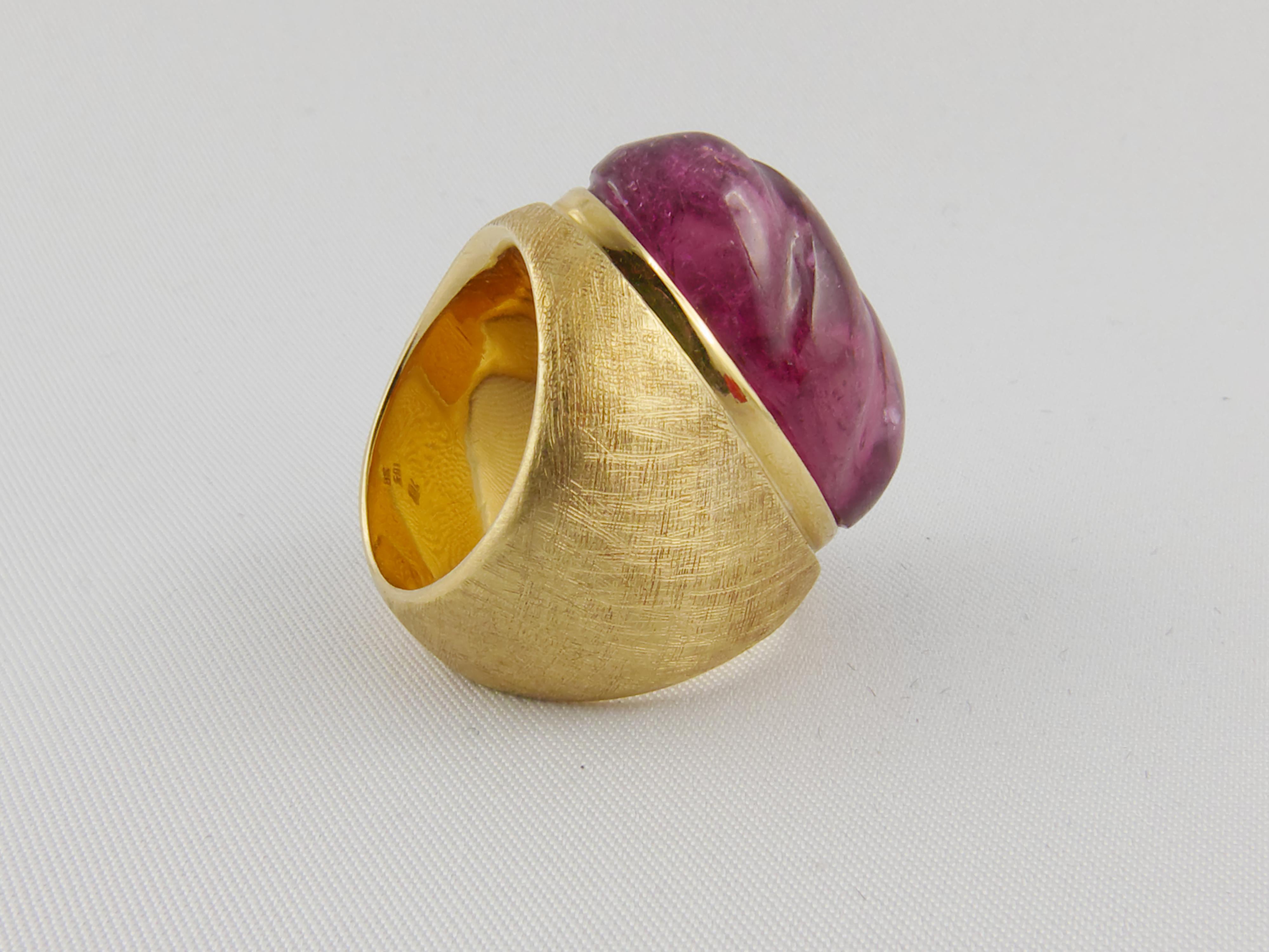 Modernist 1960s Forma Livre Carved Tourmaline and Yellow Gold Ring For Sale