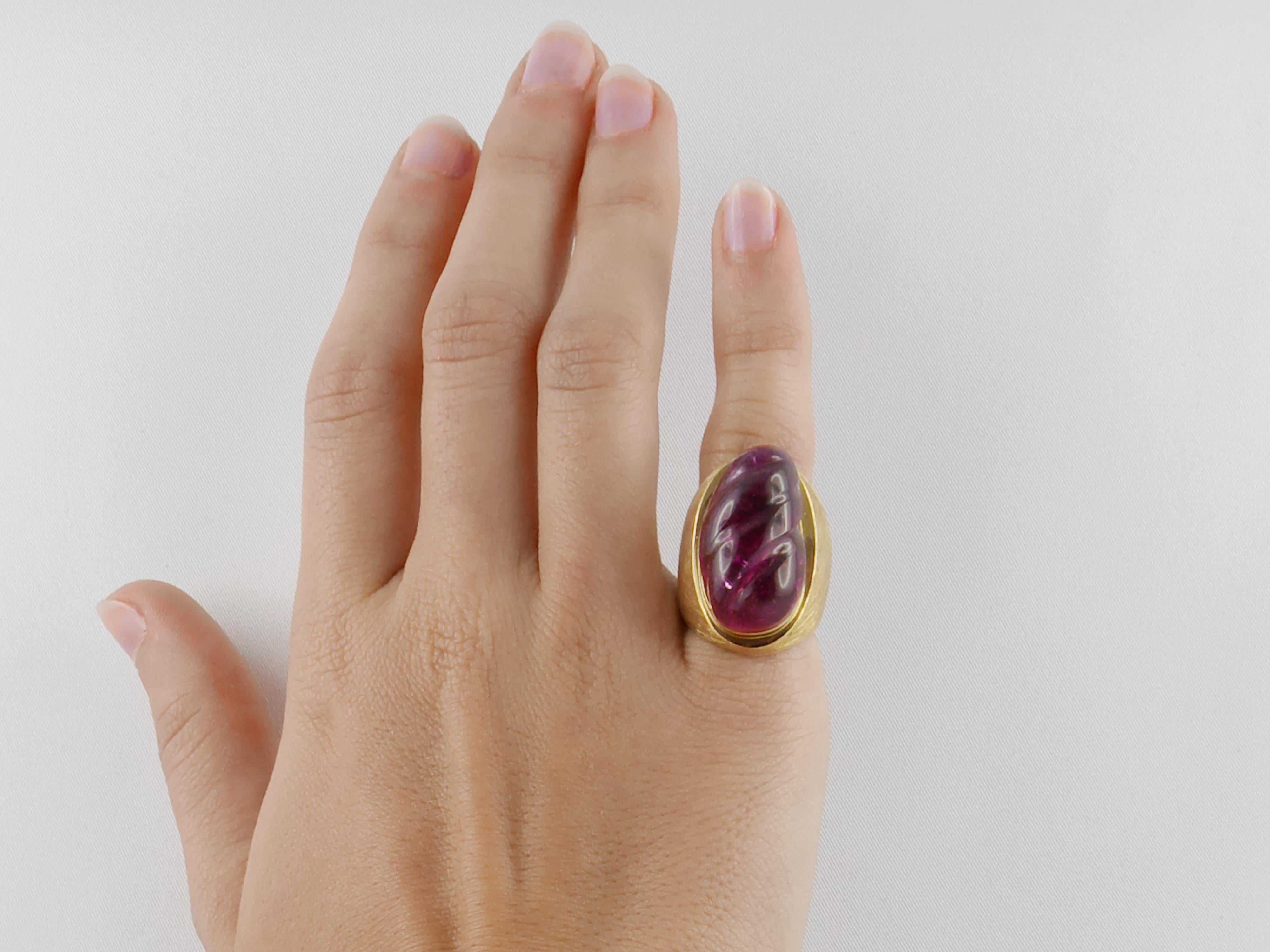 1960s Forma Livre Carved Tourmaline and Yellow Gold Ring In Good Condition For Sale In Torino, IT