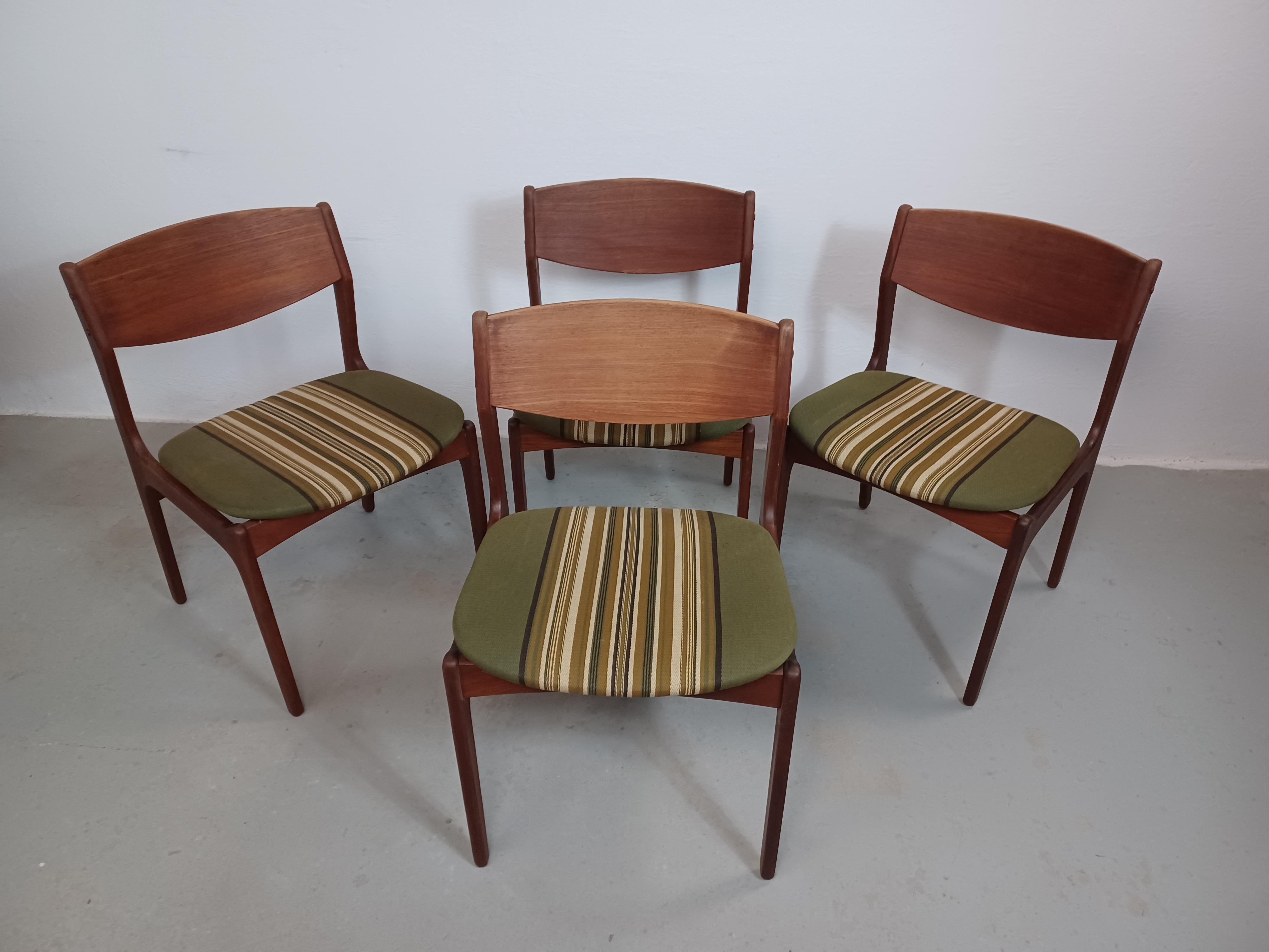 1960 - Quatre chaises de salle à manger danoises en teck 

Les chaises de salle à manger présentent un design léger et fin, mais solide et robuste, avec un dossier en bois et une assise flottante. 

L'ensemble est en état d'origine et en bon état