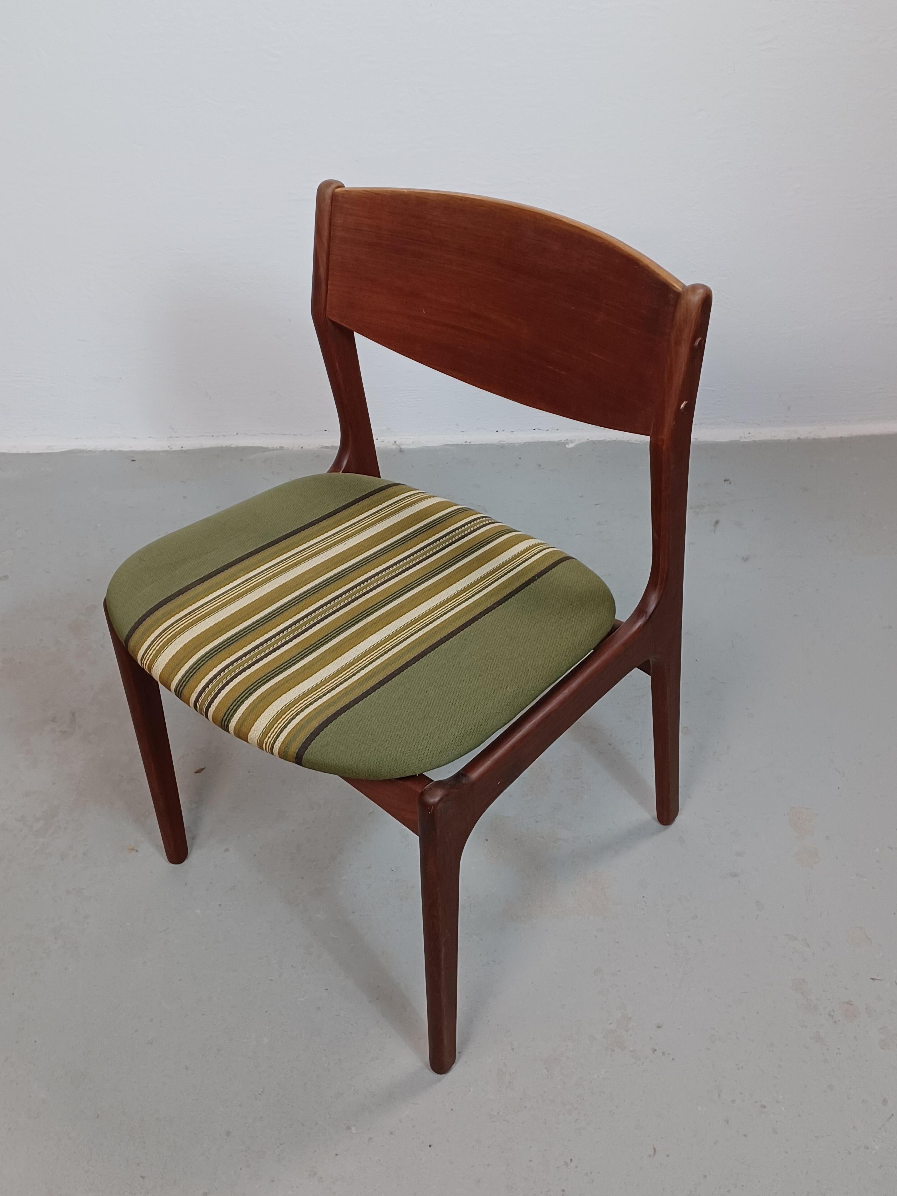 Danois 1960s Quatre chaises de salle à manger en teck danoisChairs en vente