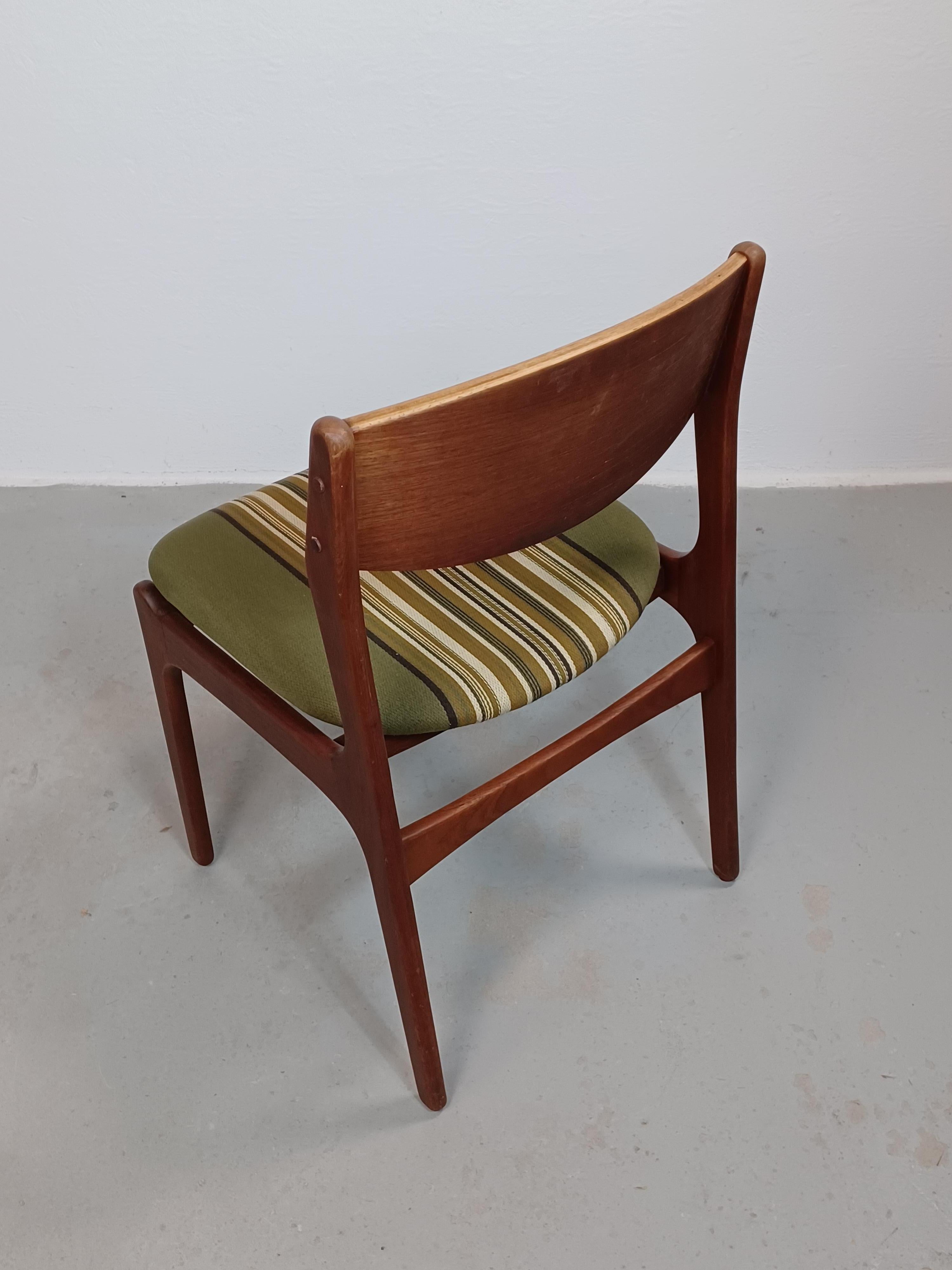 Milieu du XXe siècle 1960s Quatre chaises de salle à manger en teck danoisChairs en vente
