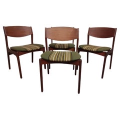 1960s Quatre chaises de salle à manger en teck danoisChairs