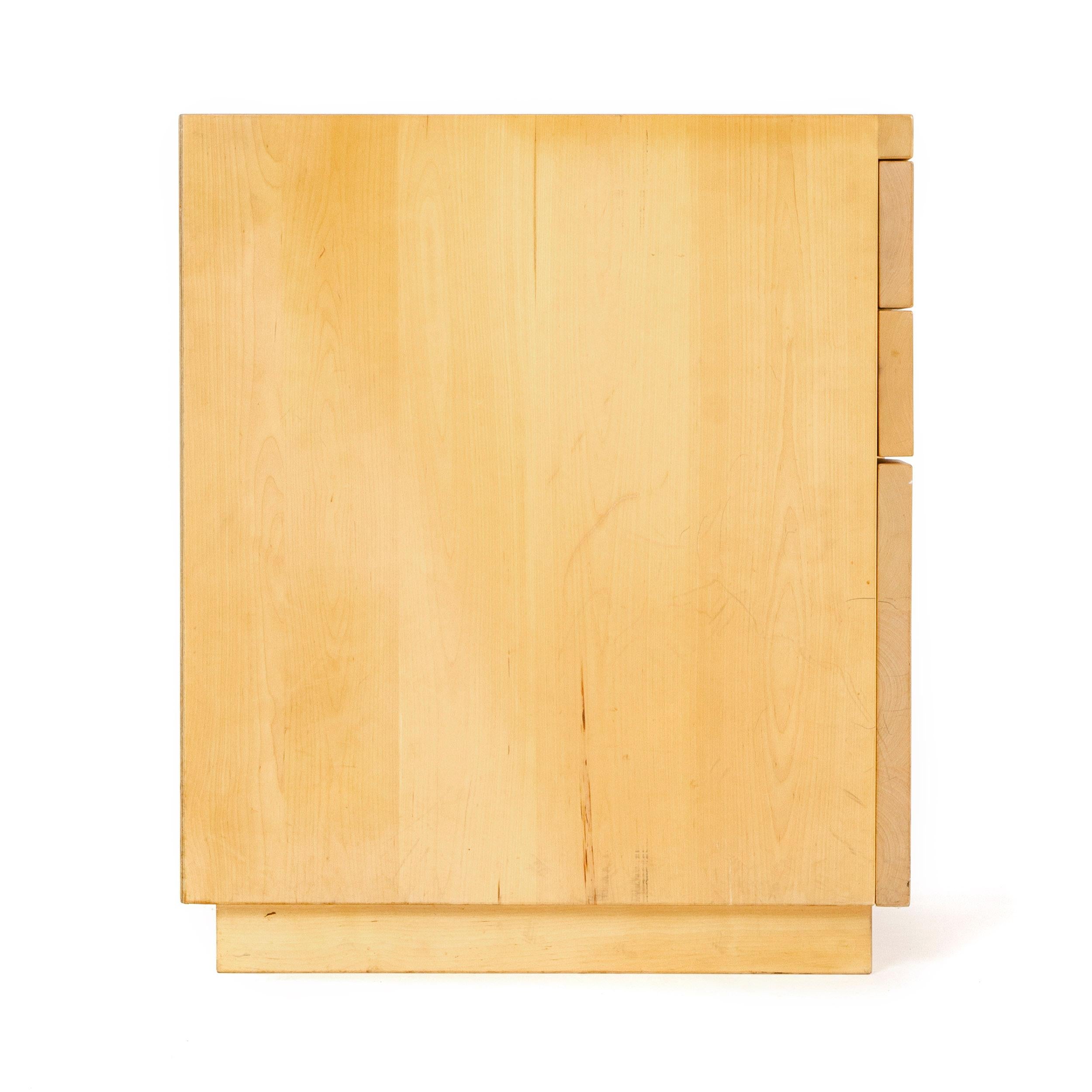 Vier-Schubladen-Schrank aus den 1960er Jahren von Alvar Aalto für Artek (Skandinavische Moderne) im Angebot