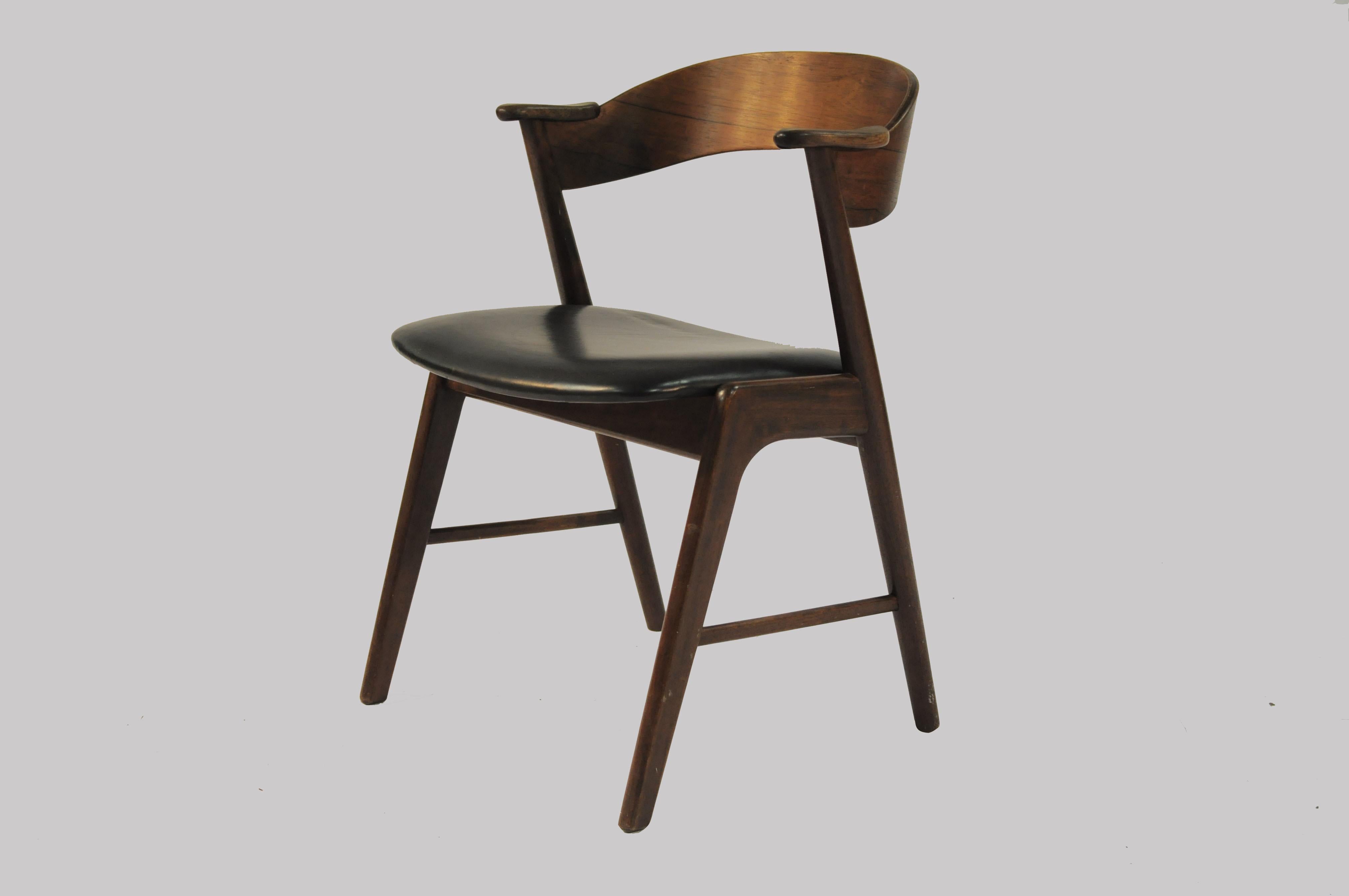 Scandinavo moderno 1960 Quattro sedie da pranzo in palissandro danese completamente restaurate Tappezzeria personalizzata in vendita