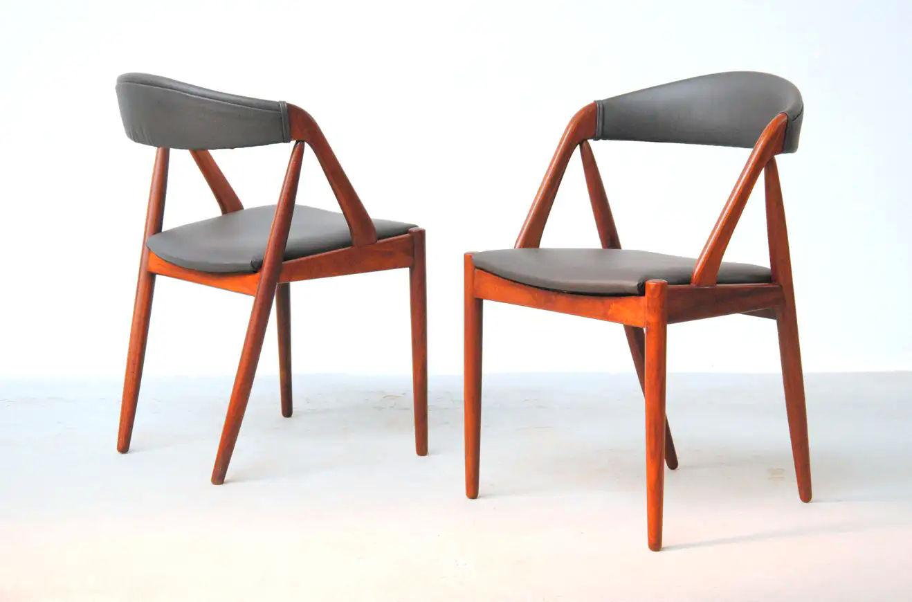 Scandinave moderne Quatre chaises de salle à manger Kai Kristiansen en teck restaurées, retapissées sur mesure incluses en vente