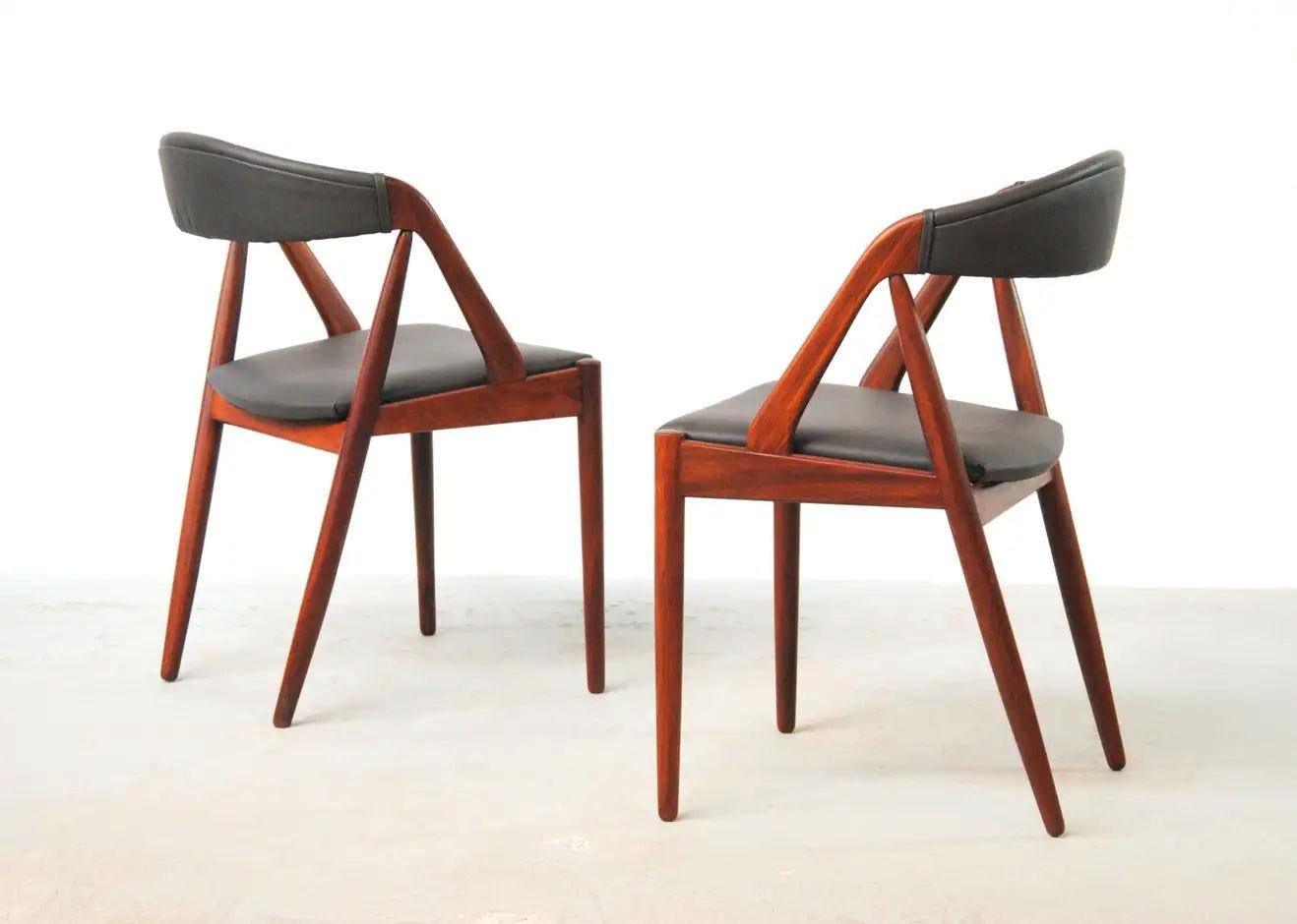 Danois Quatre chaises de salle à manger Kai Kristiansen en teck restaurées, retapissées sur mesure incluses en vente