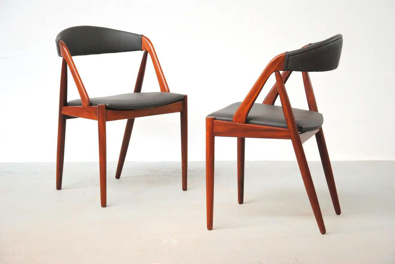 Quatre chaises de salle à manger Kai Kristiansen en teck restaurées, retapissées sur mesure incluses Bon état - En vente à Knebel, DK