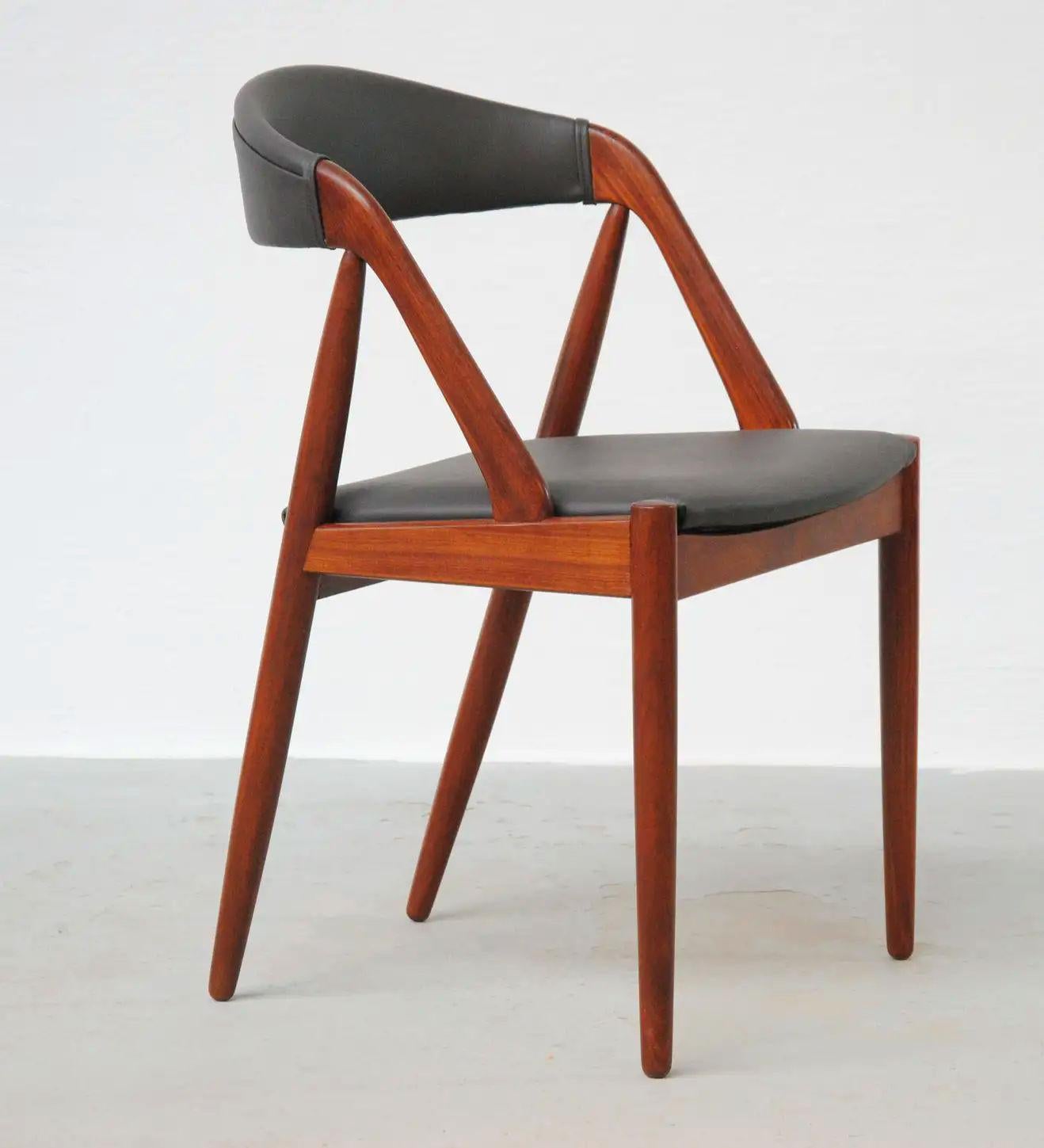 Milieu du XXe siècle Quatre chaises de salle à manger Kai Kristiansen en teck restaurées, retapissées sur mesure incluses en vente