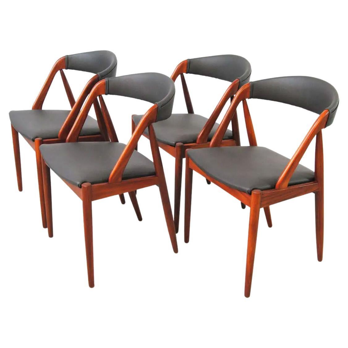 Quatre chaises de salle à manger Kai Kristiansen en teck restaurées, retapissées sur mesure incluses