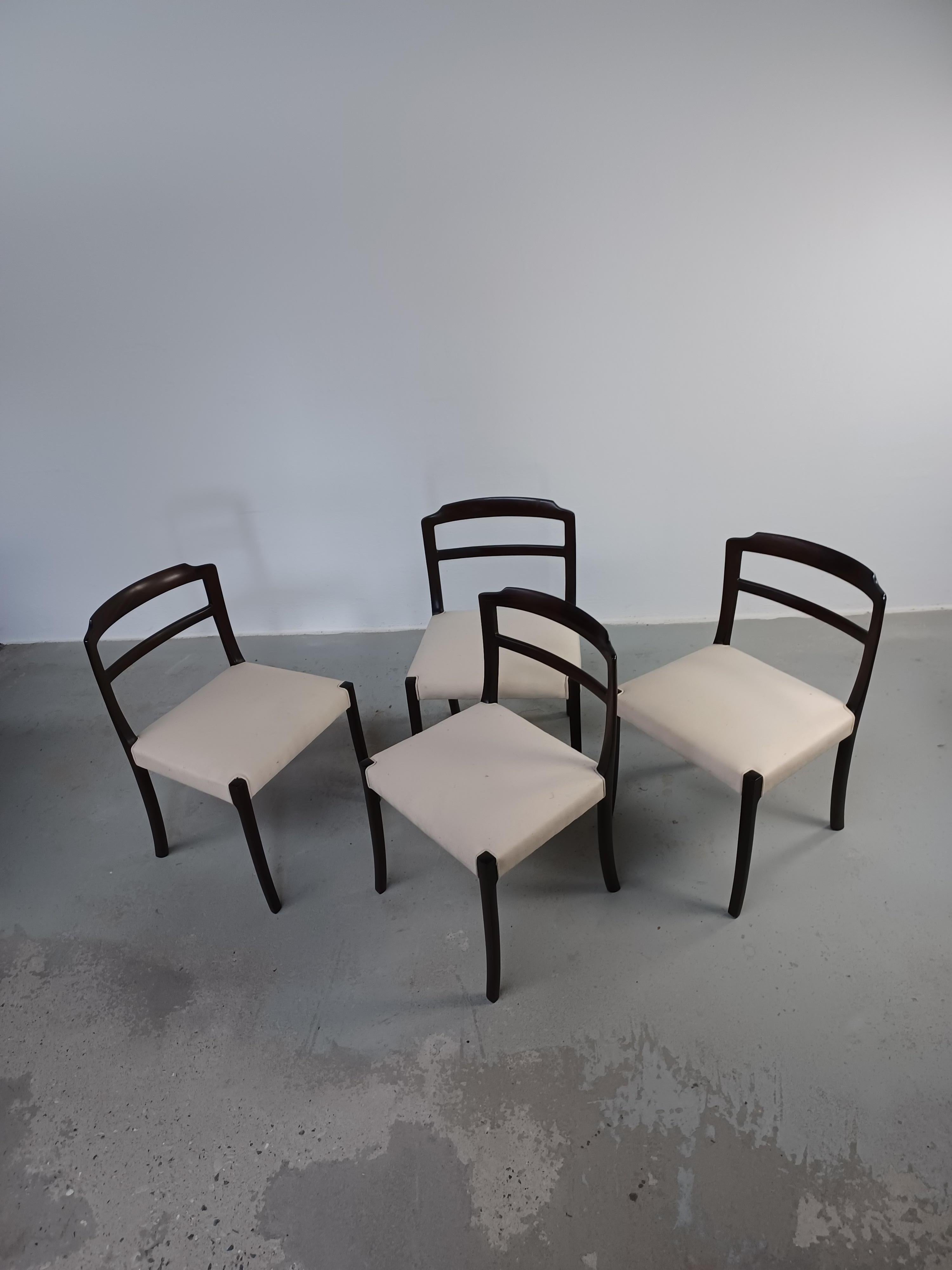 Quatre chaises de salle à manger en acajou Ole Wanscher des années 1960, entièrement restaurées, tapissées sur mesure.

L'ensemble présente un ensemble de chaises modernes du milieu du siècle, bien conçues et bien fabriquées, avec le sens des