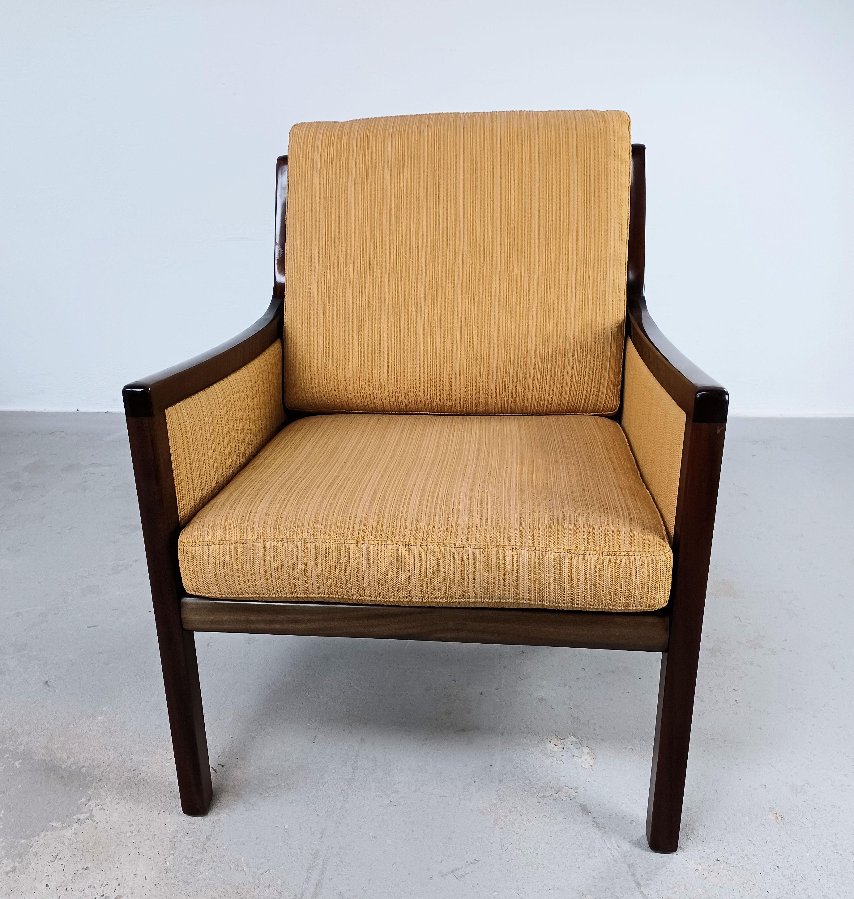 1960s Four fully restored Ole Wanscher mahogny lounge chairs custom Upholstery

The four Ole Wanscher lounge chairs with their modest, Classic shapes testify the simple and refined aesthetic that he achieved by reinventing Classic forms in a