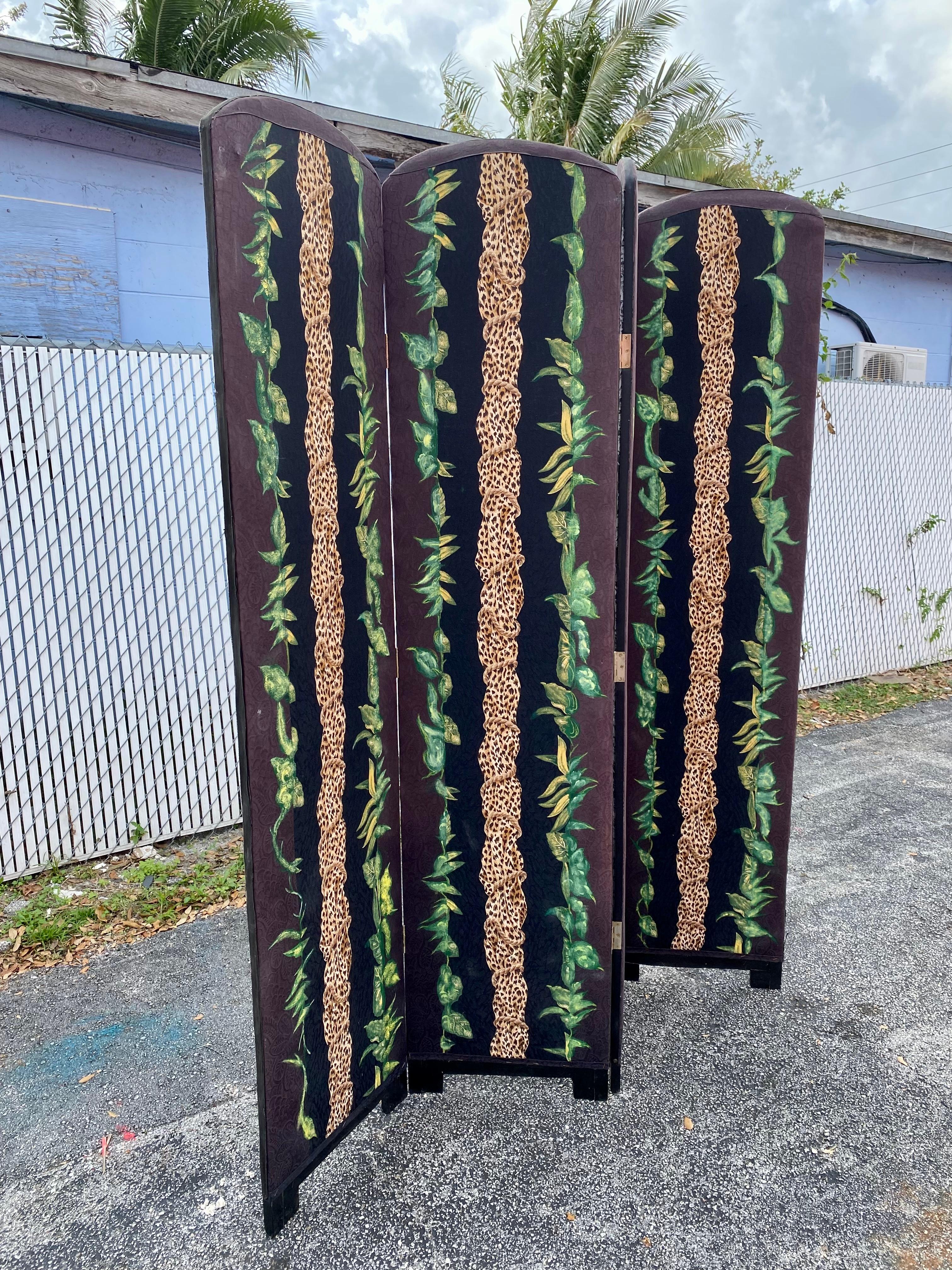 On offer on this occasion is one of the most stunning, hand painted upholstered safari panels and room divider you could hope to find. Outstanding design is exhibited throughout. Just look at the gorgeous details on this beauty! The hand painted