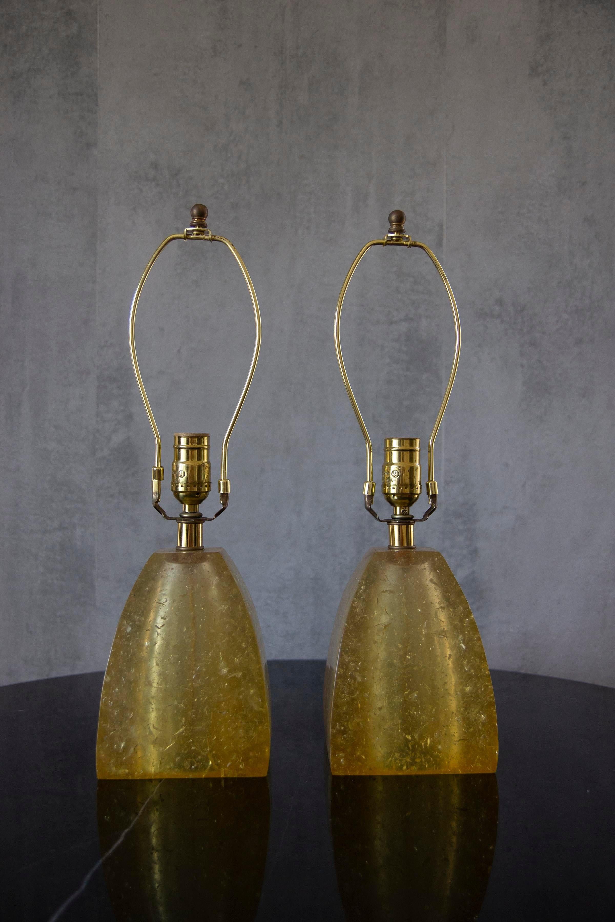 Neu verdrahtetes Paar goldener Fractal-Harz-Mantellampen. 
Elegant und perfekt, um etwas Farbe in Ihren Wohnraum zu bringen.