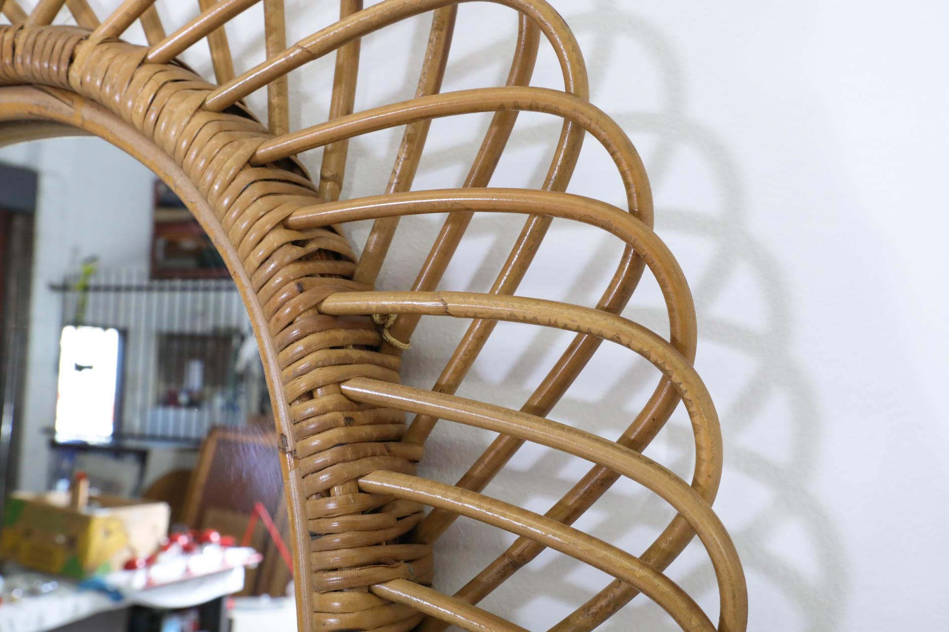 Specchio ovale di metà secolo attribuito a Franco Albini in rattan e bambù in vendita 2