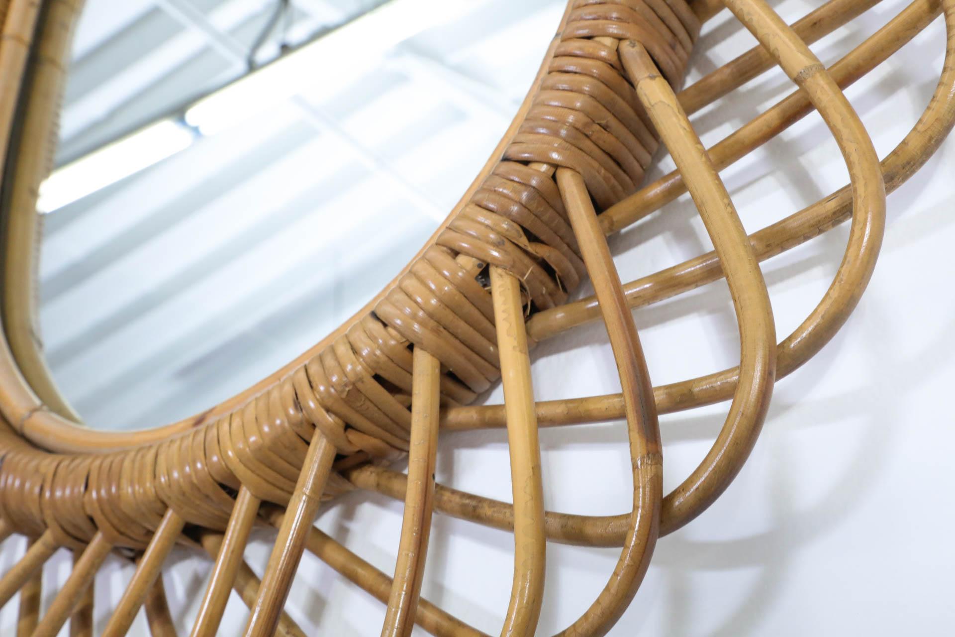Specchio ovale di metà secolo attribuito a Franco Albini in rattan e bambù in vendita 3