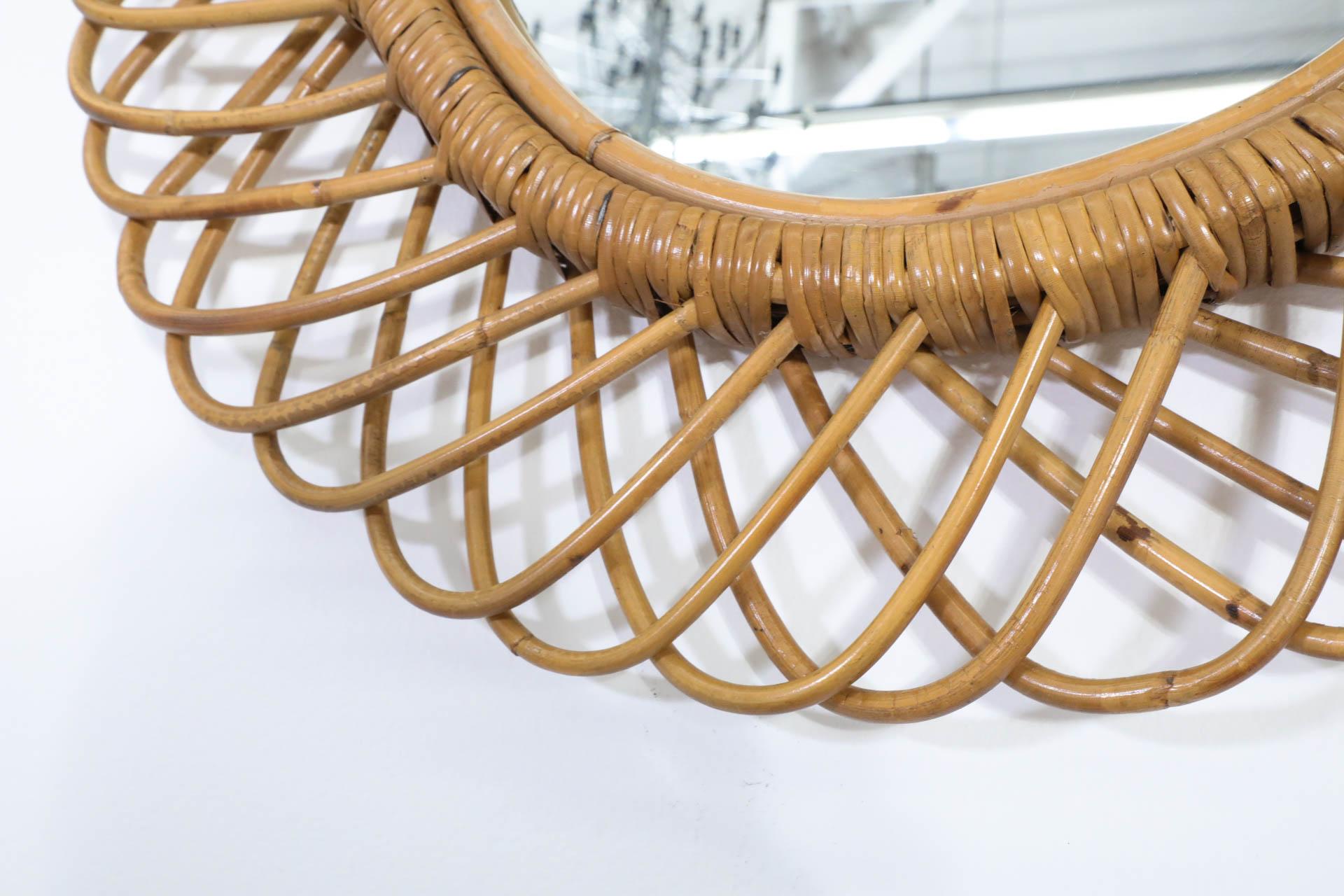 Specchio ovale di metà secolo attribuito a Franco Albini in rattan e bambù in vendita 4