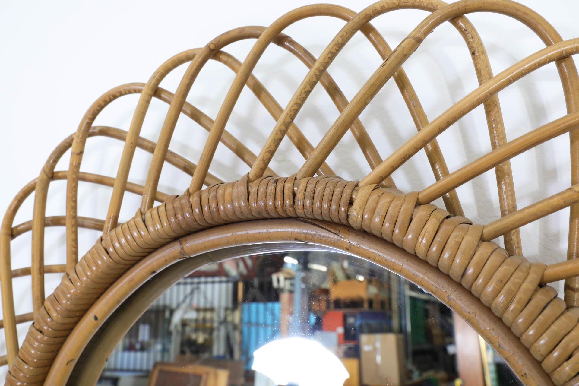 Specchio ovale di metà secolo attribuito a Franco Albini in rattan e bambù in vendita 5