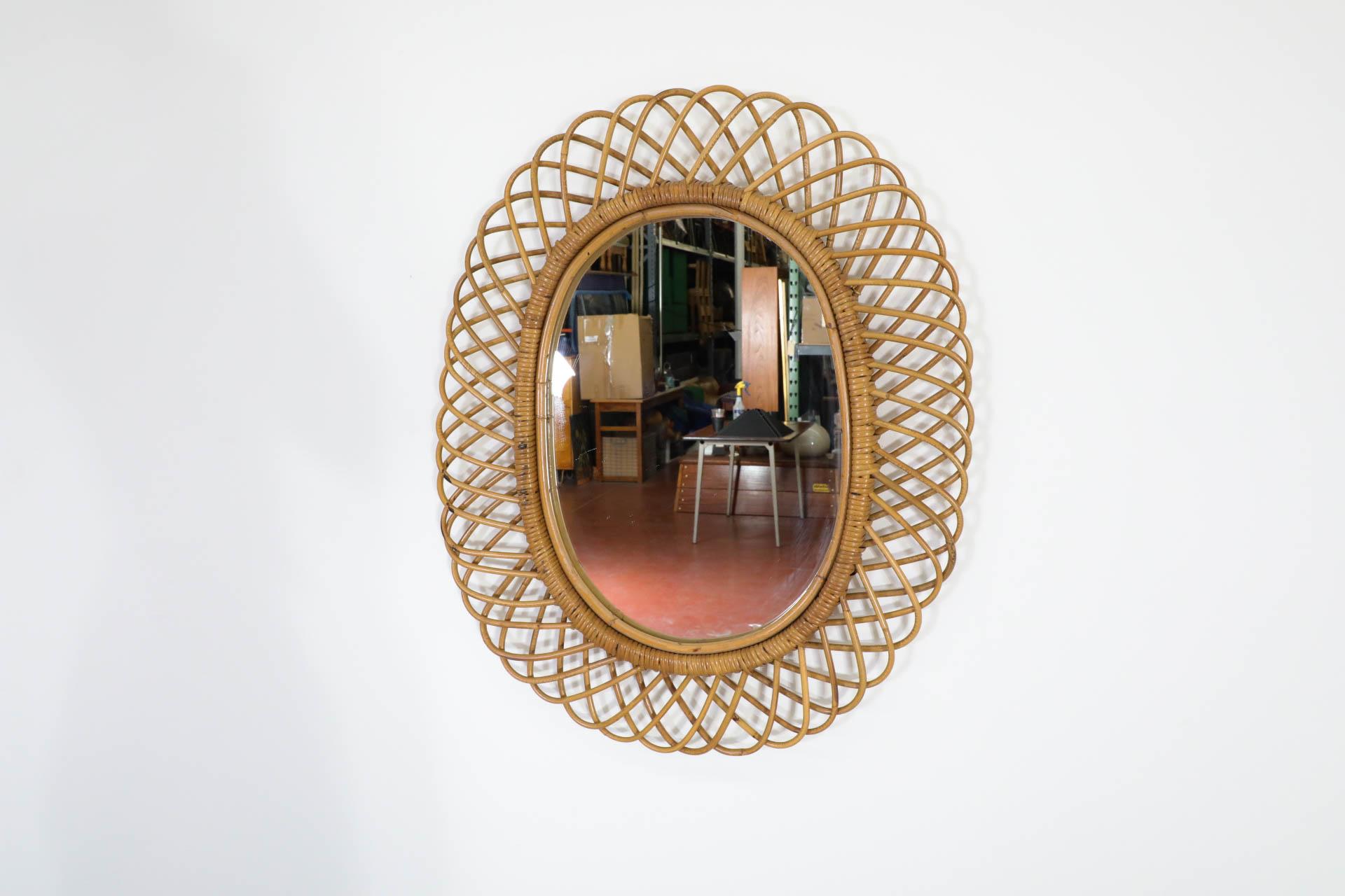 Mid-Century moderno Specchio ovale di metà secolo attribuito a Franco Albini in rattan e bambù in vendita
