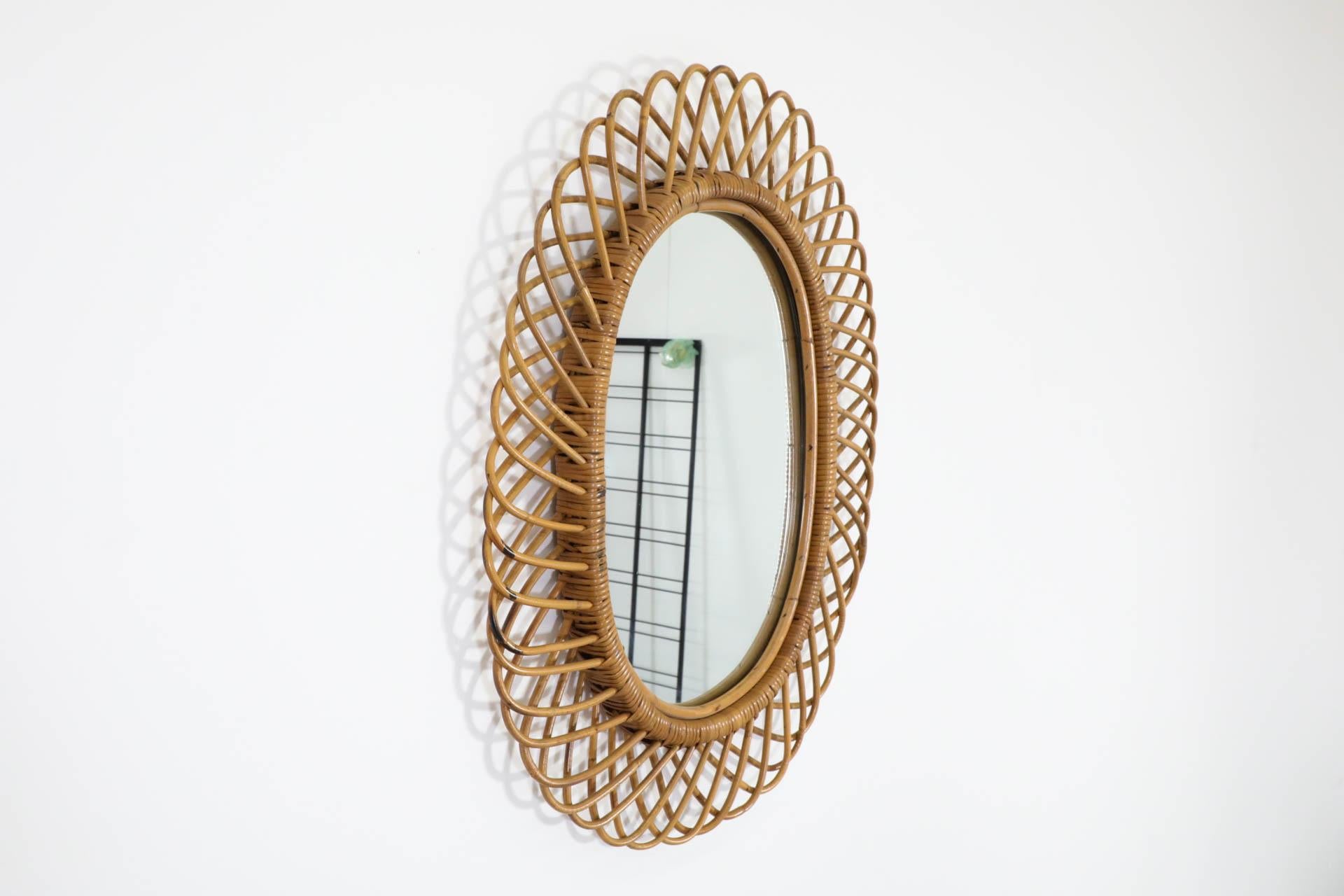 Tessuto Specchio ovale di metà secolo attribuito a Franco Albini in rattan e bambù in vendita
