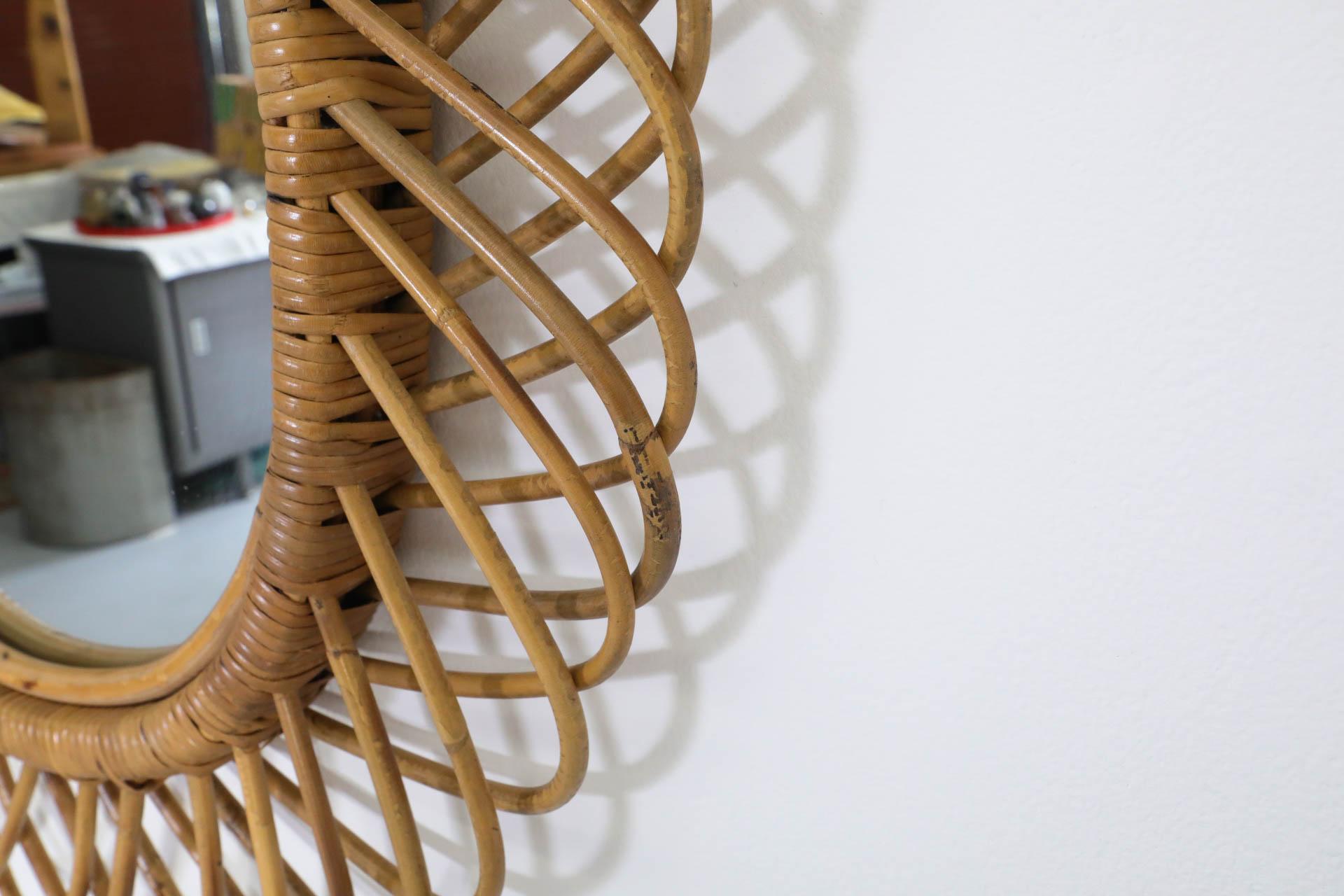 Specchio ovale di metà secolo attribuito a Franco Albini in rattan e bambù in vendita 1