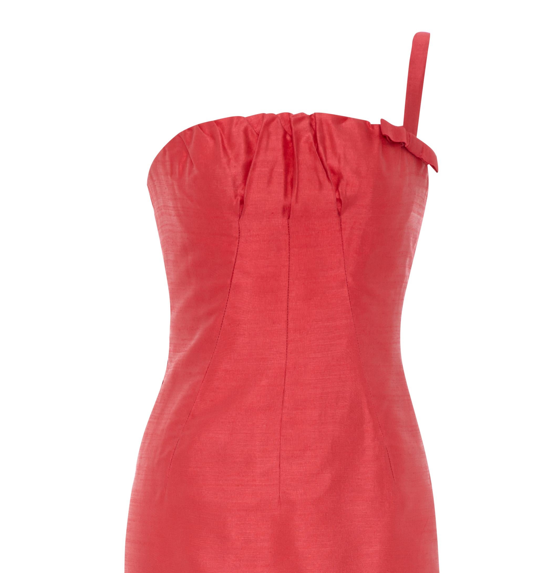 Vestido de noche asimétrico coral con cola Frank Usher de los años 60 Rojo en venta