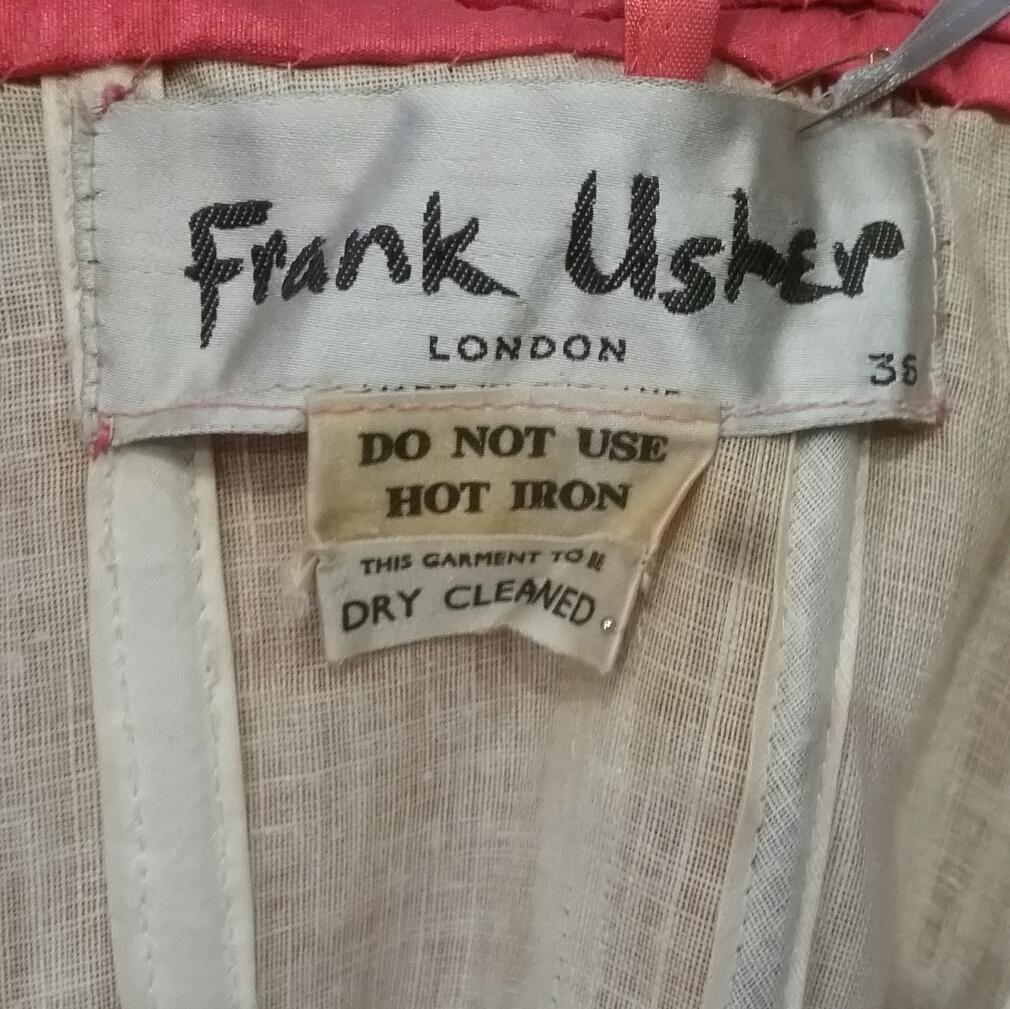 De las mujeres Vestido de noche asimétrico coral con cola Frank Usher de los años 60 en venta