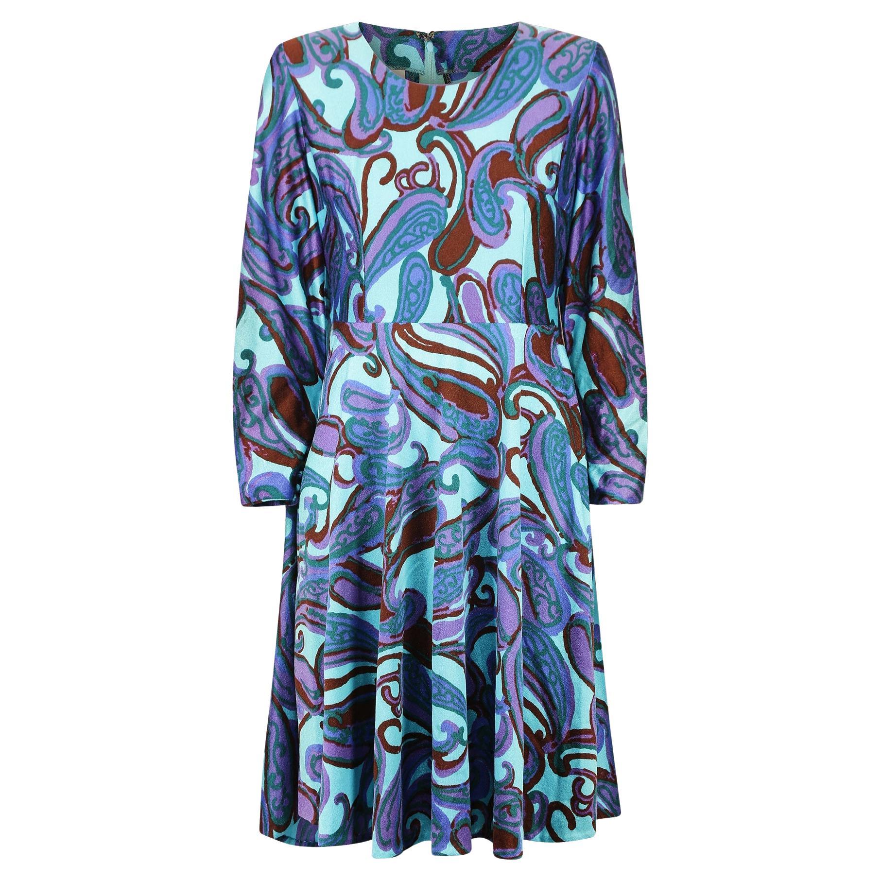 Vestido de terciopelo paisley turquesa y morado Frank Usher, años 60 en venta