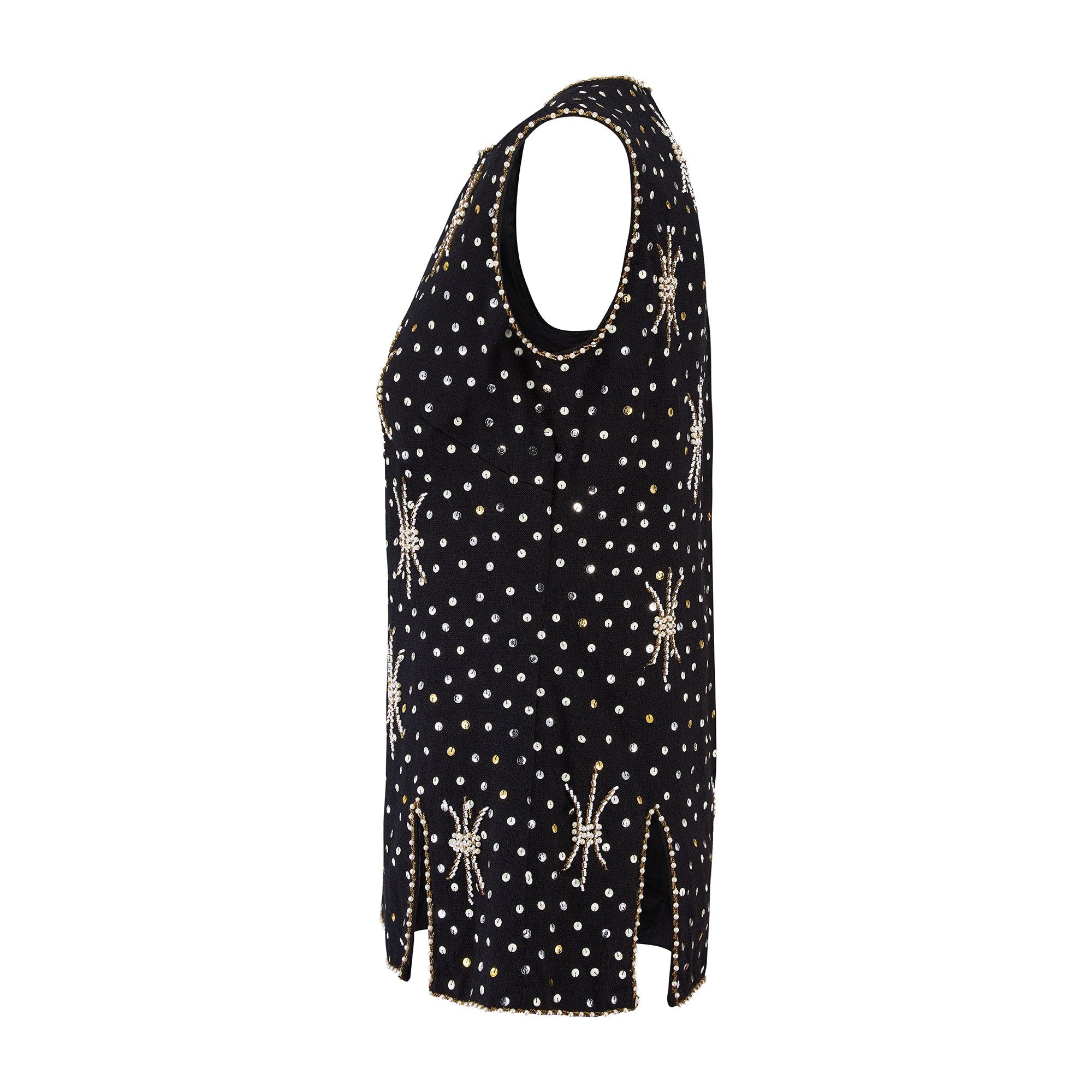 Questo top degli anni Sessanta, impreziosito da intricate decorazioni, è realizzato su misura in lana nera senza maniche.  Ha una silhouette allungata con piccoli spacchi nell'orlo inferiore che la rendono perfetta per essere indossata sopra